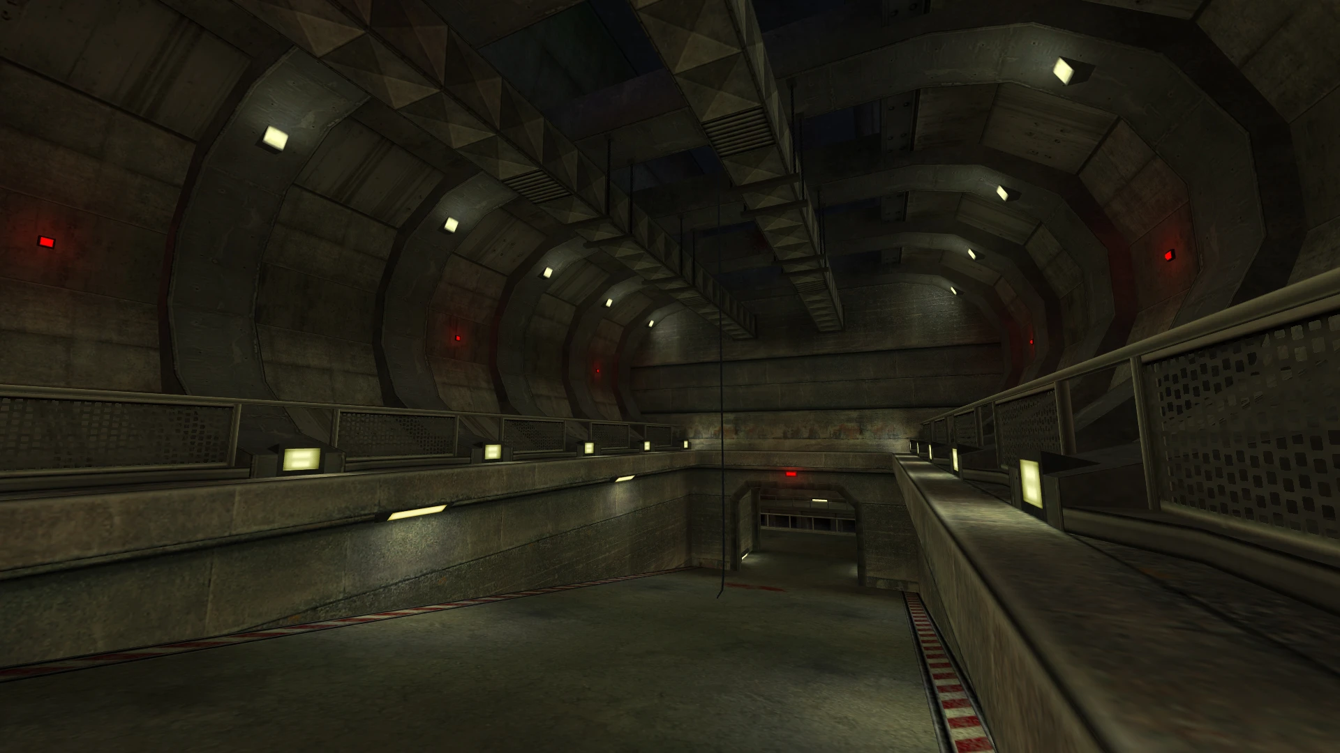 Innenraum einer schwach beleuchteten Industriehalle mit Metallgeländern und roten Warnlichtern im Half-Life-Mod
