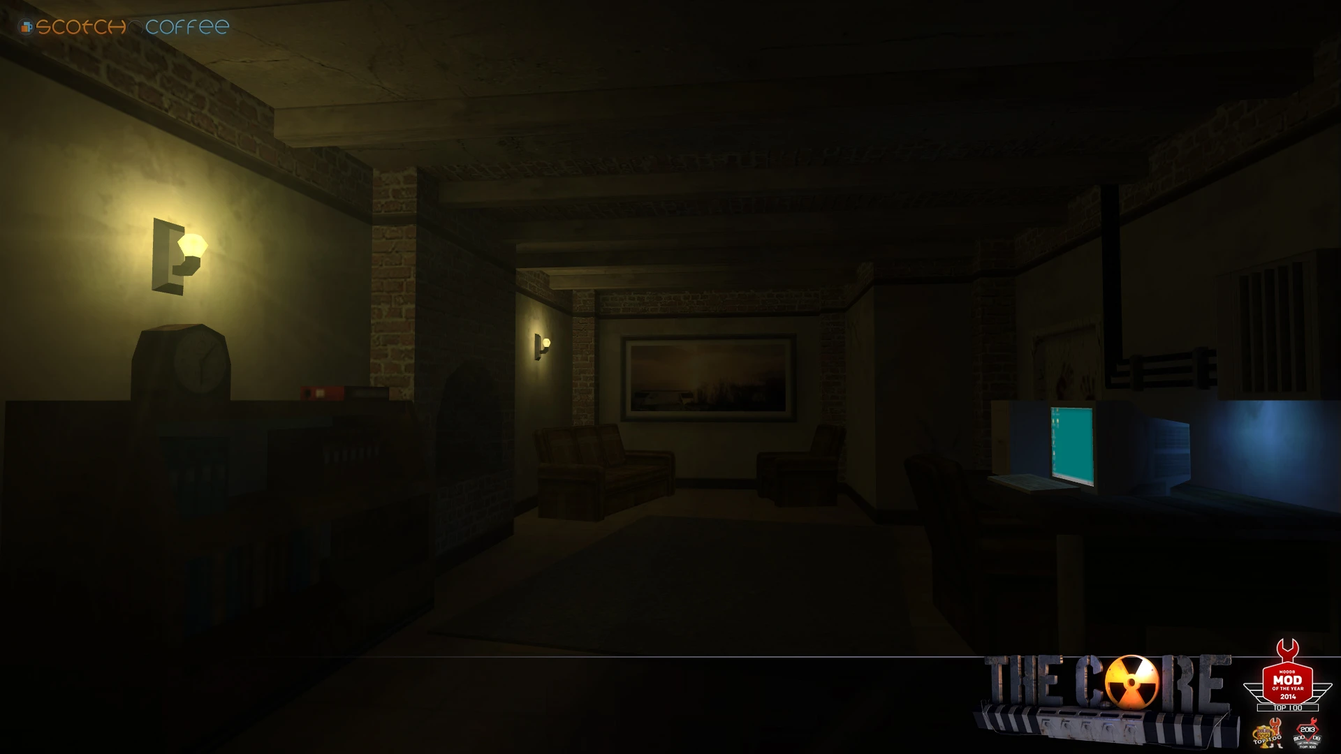 Słabo oświetlony pokój w piwnicy z ceglanymi ścianami, komputerem o niebieskim ekranie, kanapami i lampami ściennymi w modzie Half-Life The Core