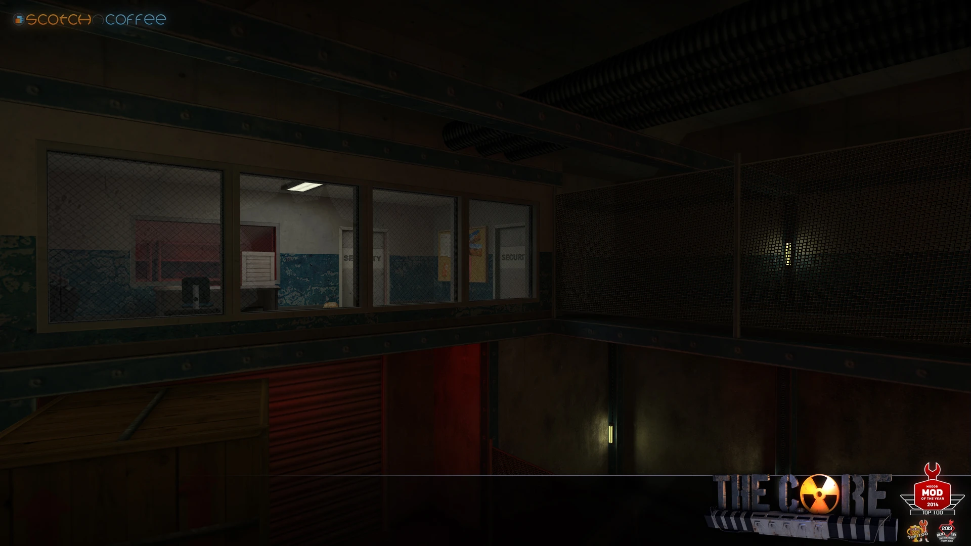 Słabo oświetlone biuro ochrony widziane przez okna z metalowej siatki w modzie Half-Life The Core