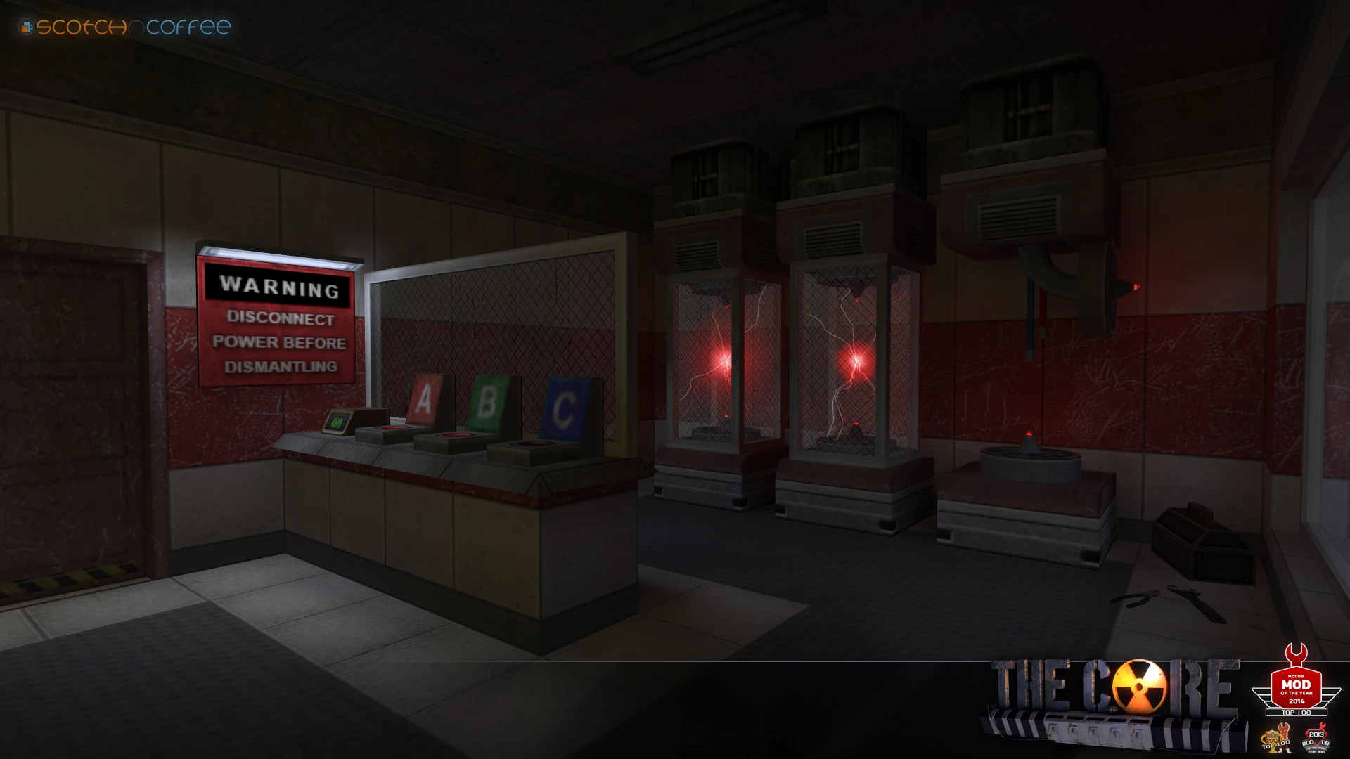 Słabo oświetlone pomieszczenie kontrolne z ostrzeżeniem, przełącznikami oznaczonymi A B C i maszynami z czerwonymi świecącymi rdzeniami w modzie Half-Life: The Core