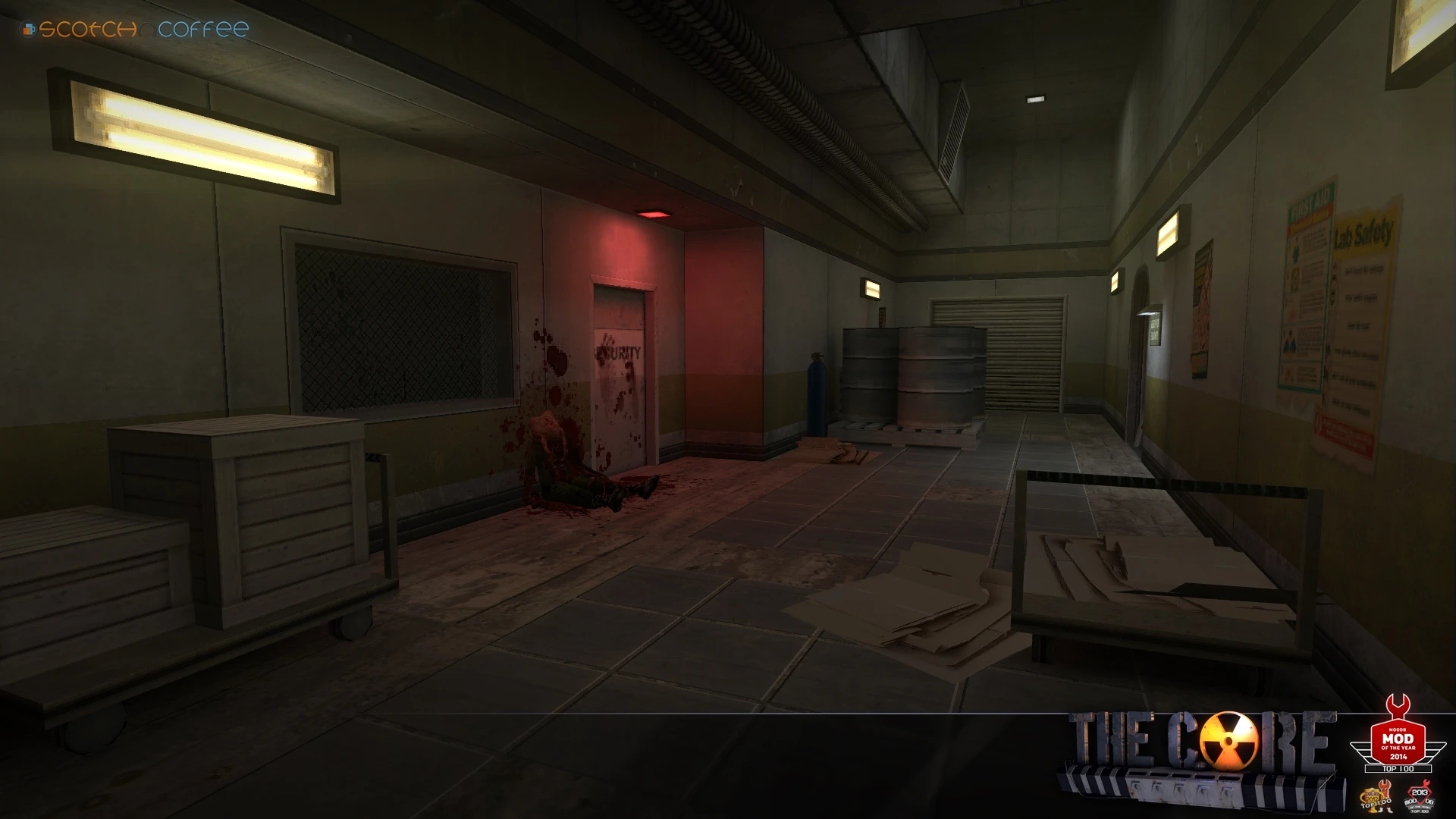 Słabo oświetlony przemysłowy korytarz z skrzyniami, beczkami i zakrwawionymi drzwiami ochrony w modzie Half-Life The Core
