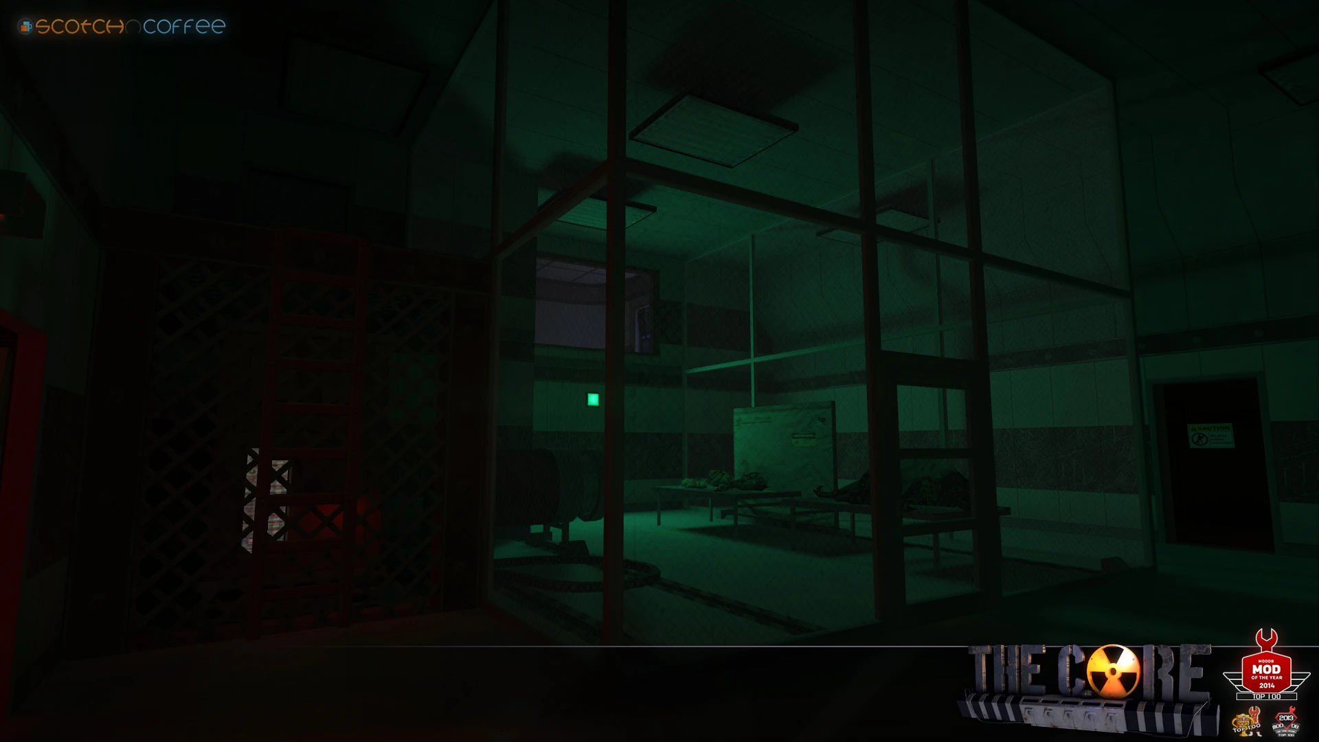 Słabo oświetlony pokój z łóżkami i sprzętem przemysłowym za szklanymi ścianami w modzie Half-Life The Core