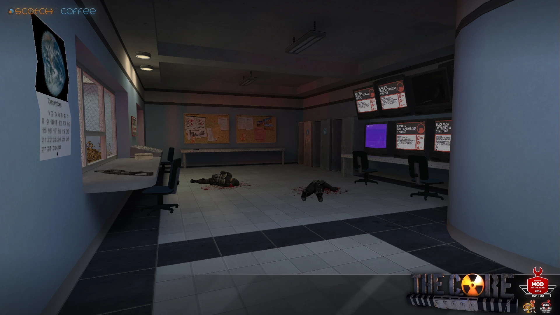 Wnętrze pokoju kontrolnego z monitorami, krzesłami i dwoma martwymi żołnierzami leżącymi na podłodze z krwią w modzie Half-Life The Core
