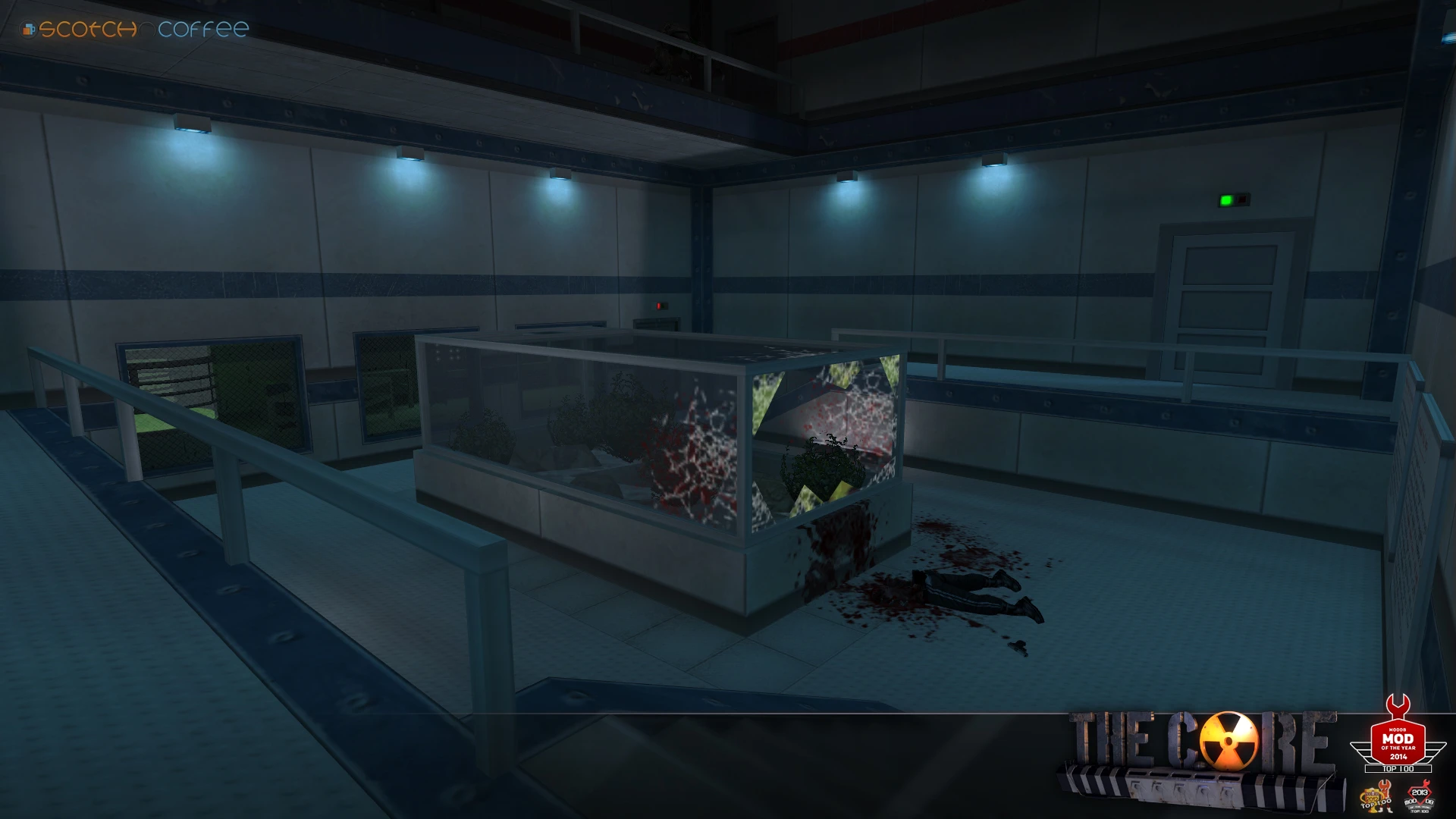 Wnętrze metalowego obiektu naukowego z rozbitą szklaną klatką i zakrwawionym ciałem na podłodze w modzie Half-Life The Core
