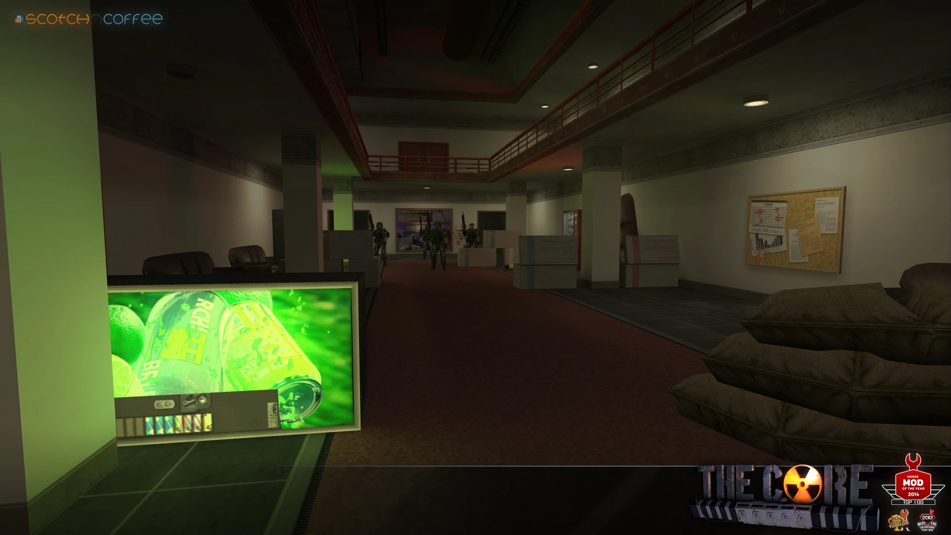 Słabo oświetlony korytarz z żołnierzami, kartonami i świecącym automatem w modzie Half-Life The Core