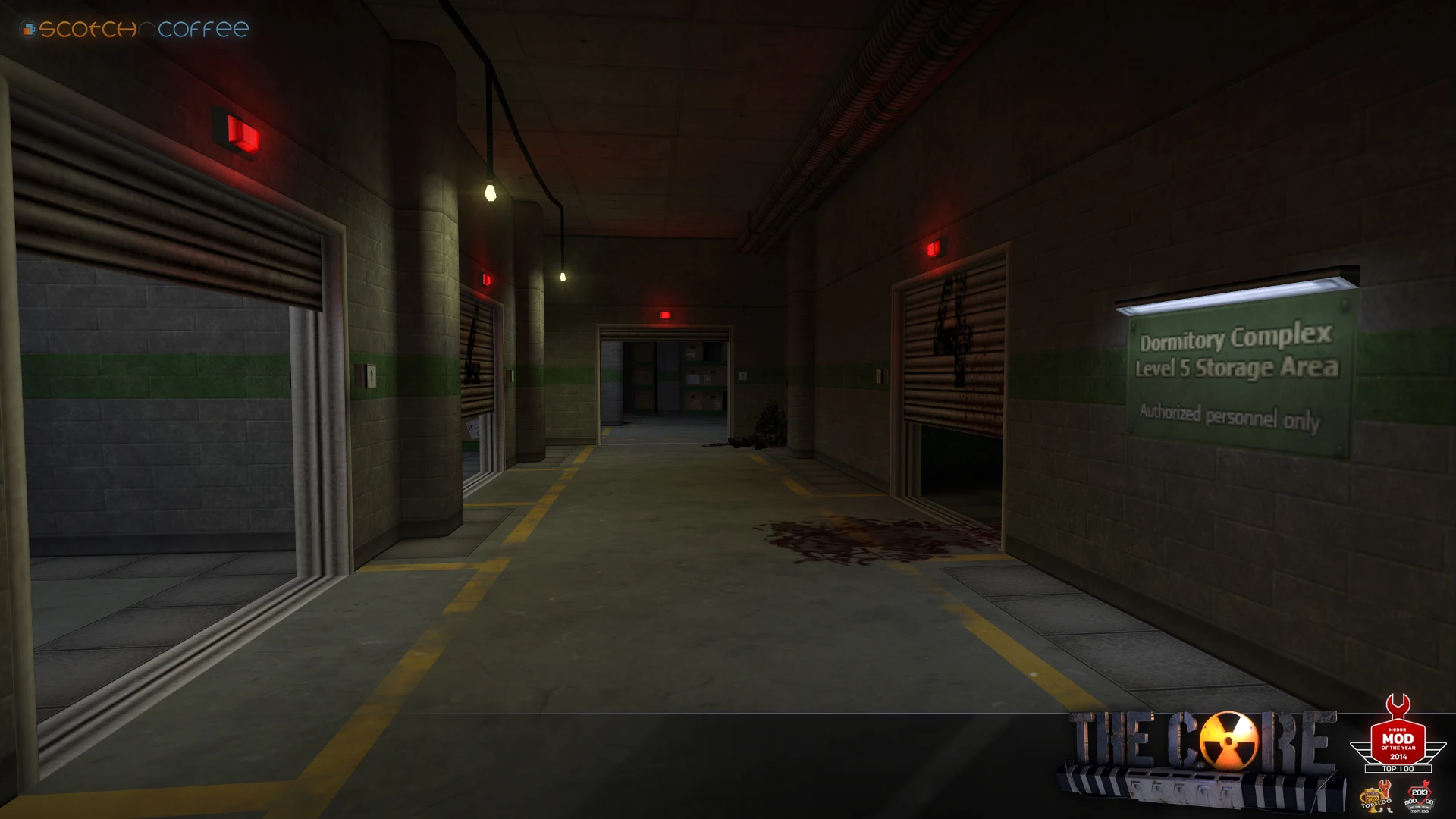 Słabo oświetlony korytarz z plamami krwi i czerwonymi alarmami w strefie magazynowej moda Half-Life The Core