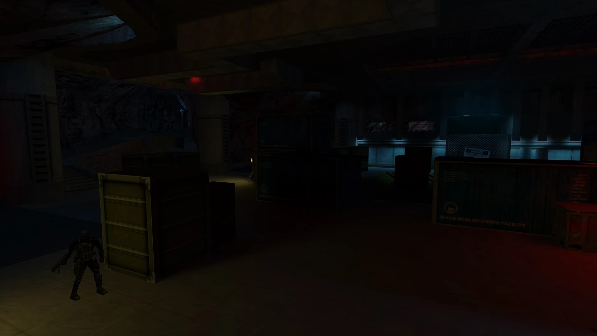 Un soldado con un arma está en un área subterránea con poca luz rodeada de cajas en el mod Half-Life The Infected