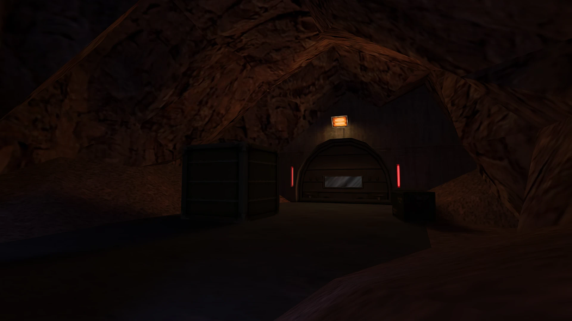 Un túnel subterráneo rocoso oscuro con puerta cerrada y cajas iluminadas por luces rojas pequeñas en el mod Half-Life