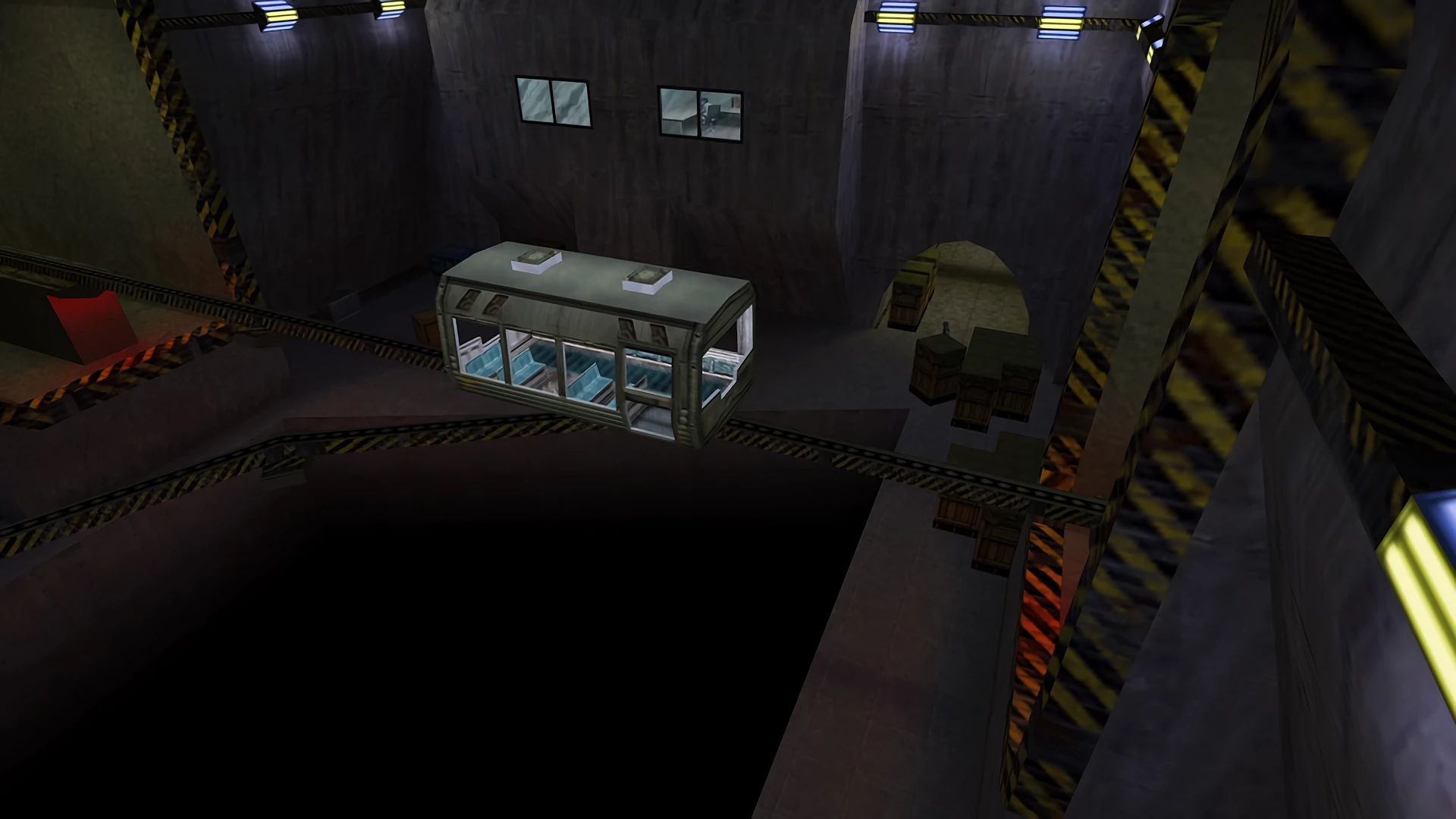 Interior de una instalación industrial con un tranvía suspendido en vías sobre un foso oscuro en el mod Half-Life The Infected