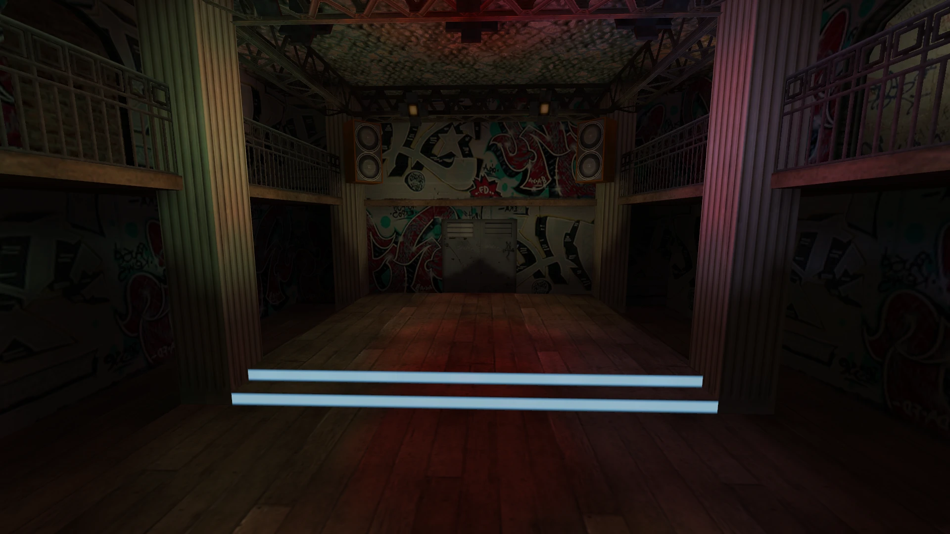Escenario de madera vacío con escalones y paredes con graffiti bajo luces tenues en el mod de Half-Life