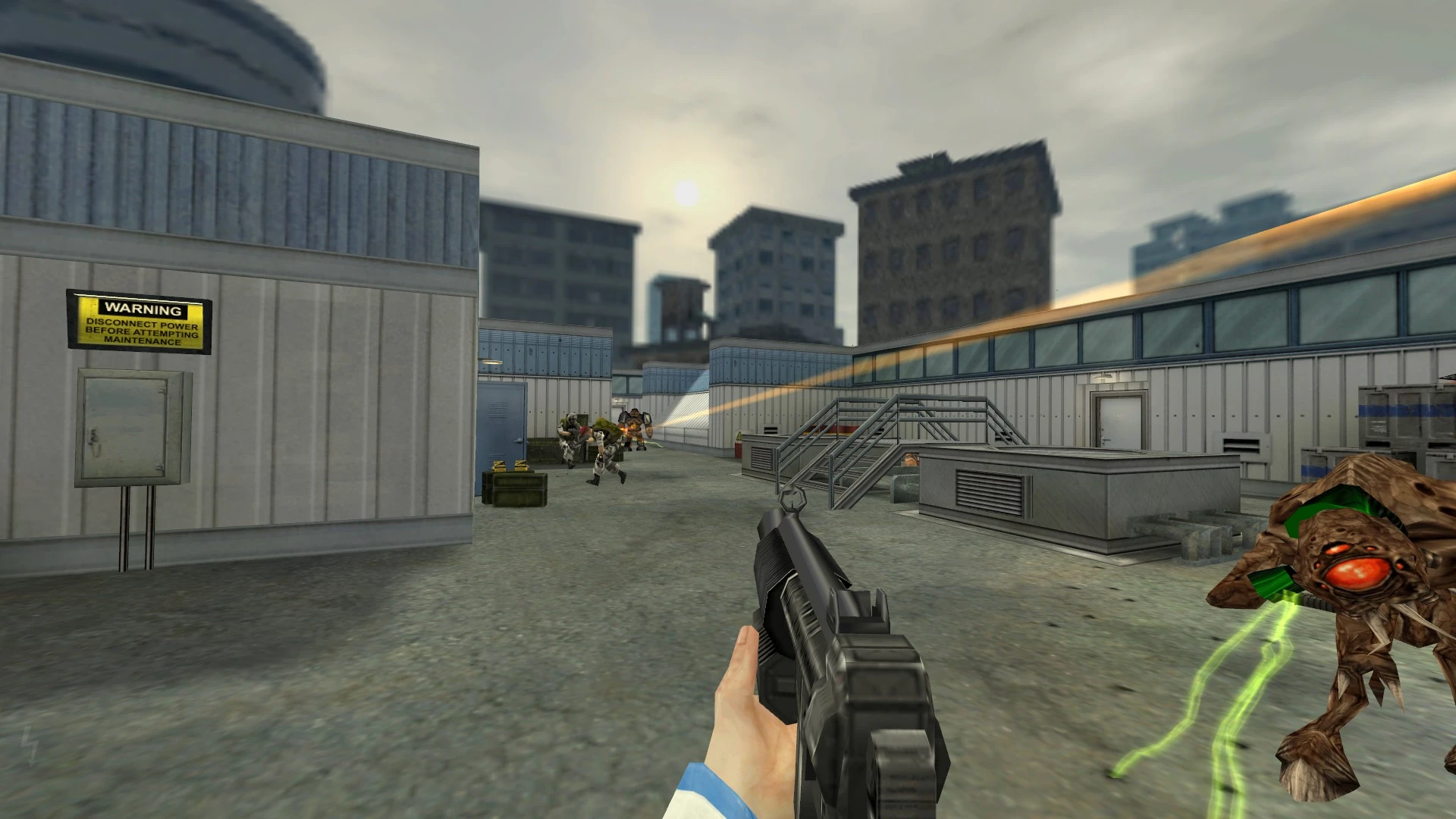 Erste-Person-Perspektive mit Gewehr auf Soldaten und Außerirdischen auf Dach im Half-Life Urbicide Mod