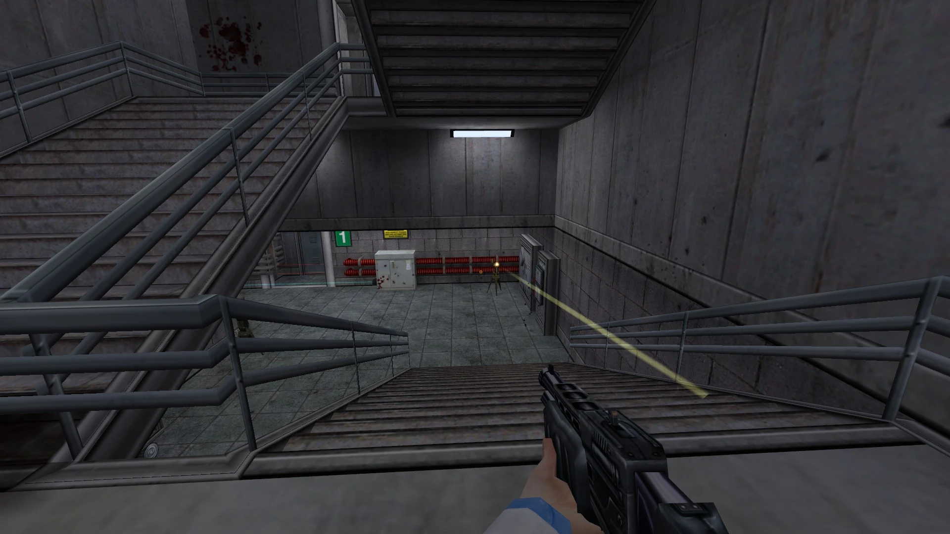 Spieler mit Gewehr zielt auf Feinde im Betontreppenhaus im Half-Life Urbicide Mod