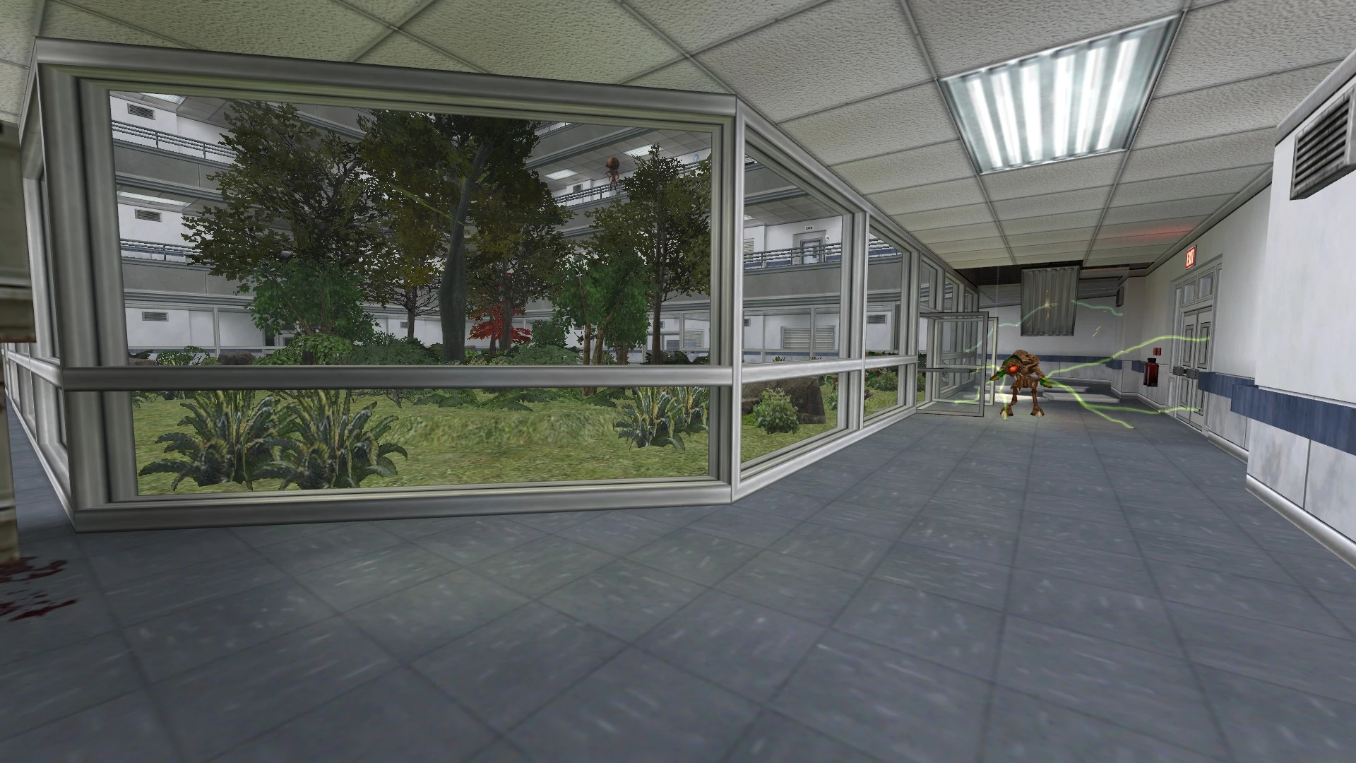 Screenshot des Half-Life Urbicide Mods mit einem Innenhof mit Bäumen und einem Alien, das grüne elektrische Funken in einem Flur abgibt