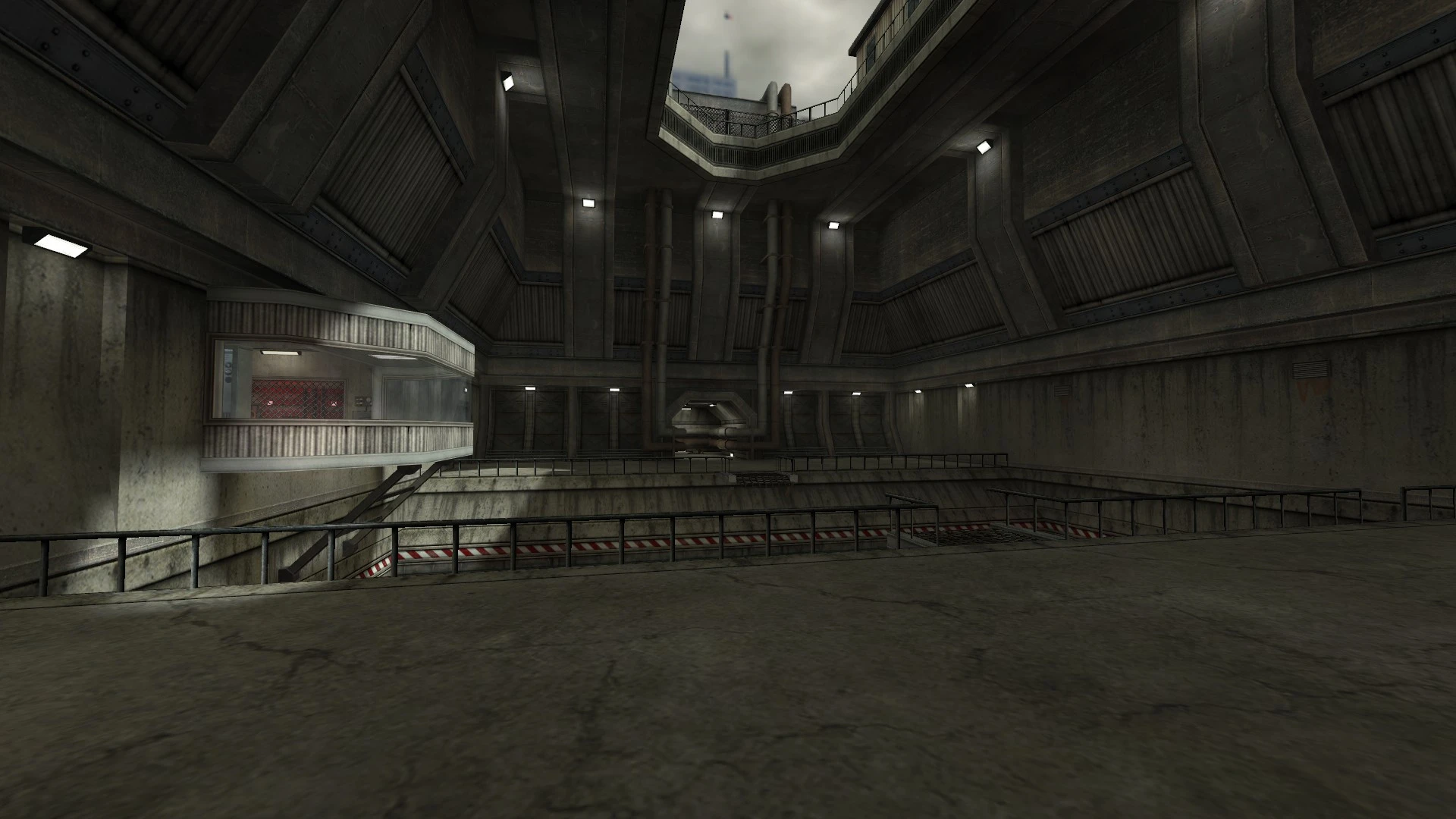 Schwach beleuchtete Betonkammer mit Metallgeländern und Beobachtungsstand im Half-Life Urbicide Mod
