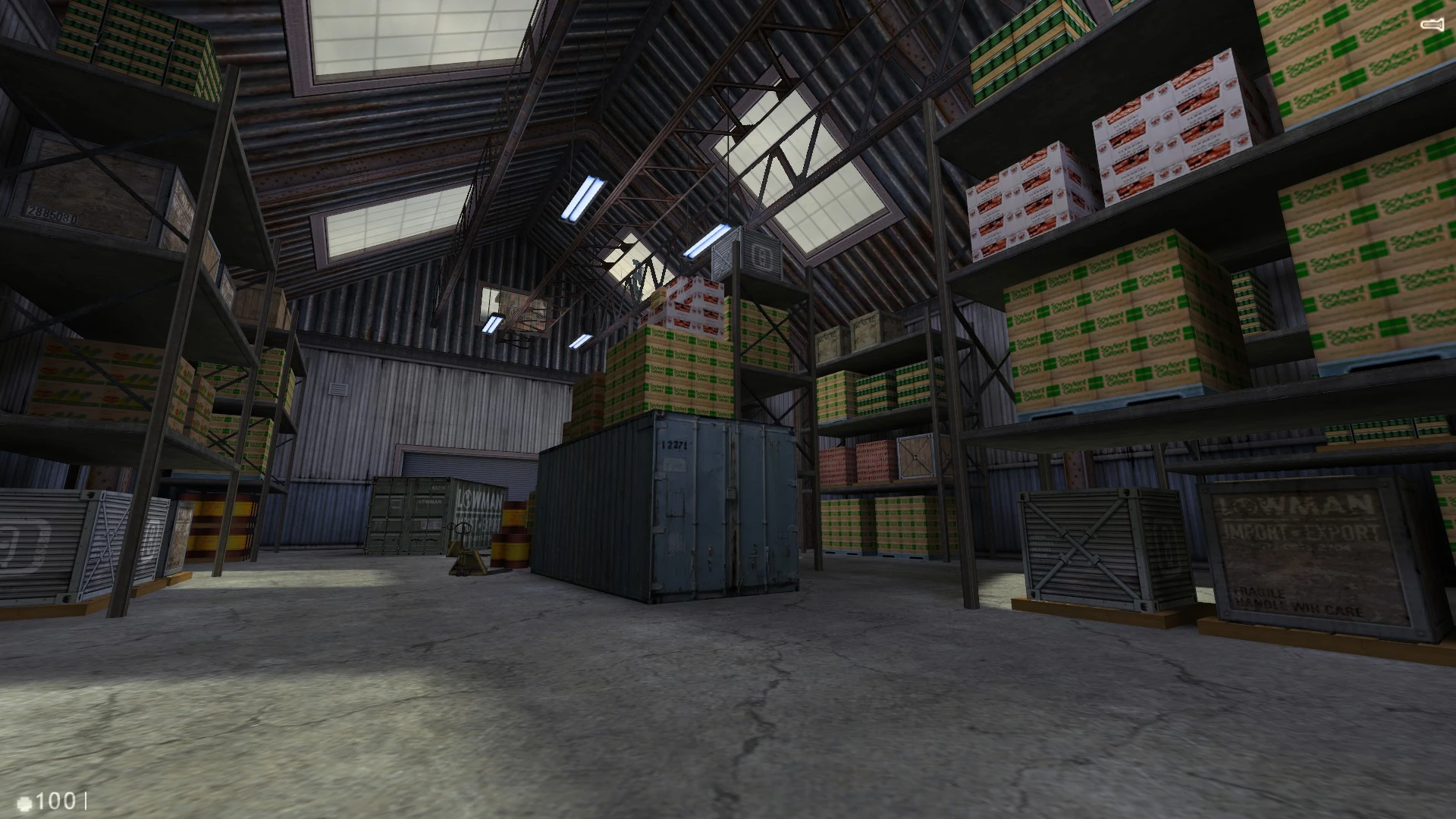 Lagerhaus-Innenraum im Half-Life Urbicide Mod mit gestapelten grünen und weißen Kisten und Metallcontainern