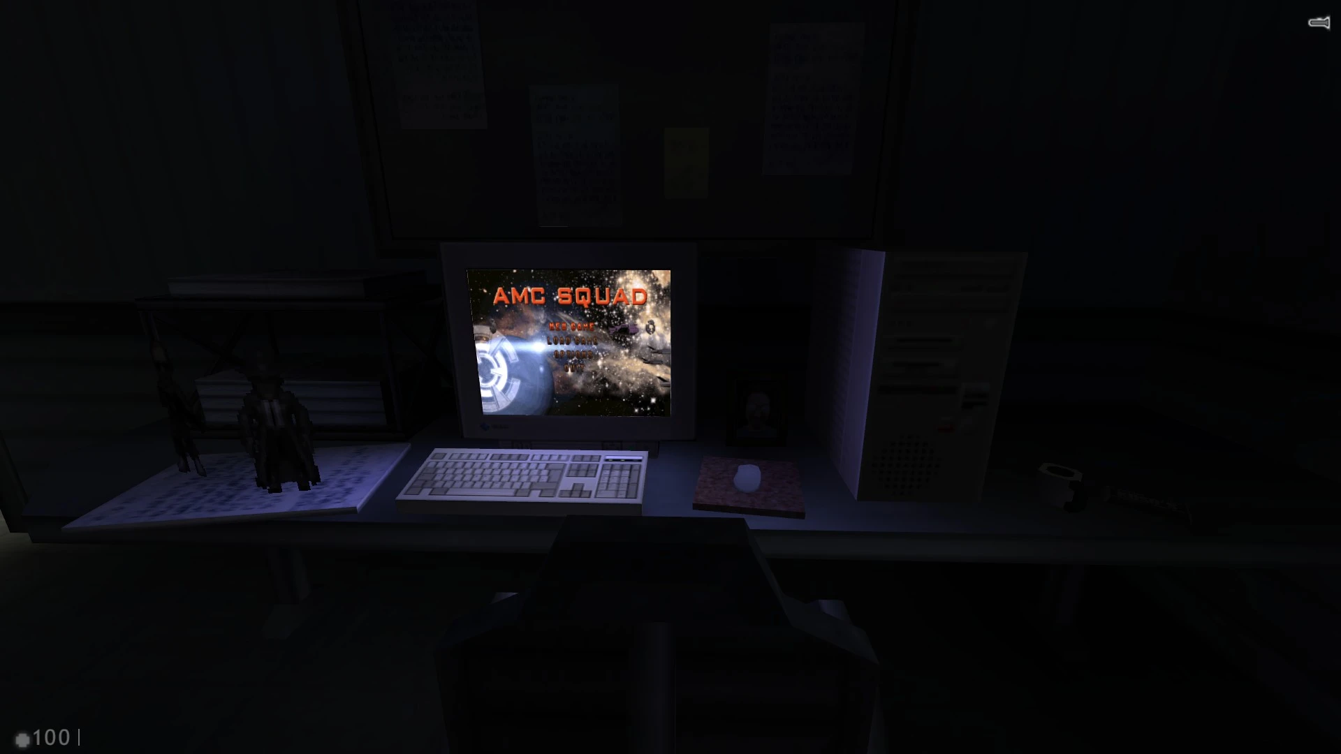 In-Game-Screenshot mit dunklem Bürotisch und Computer, der das AMC Squad Spielmenü im Half-Life Urbicide Mod zeigt