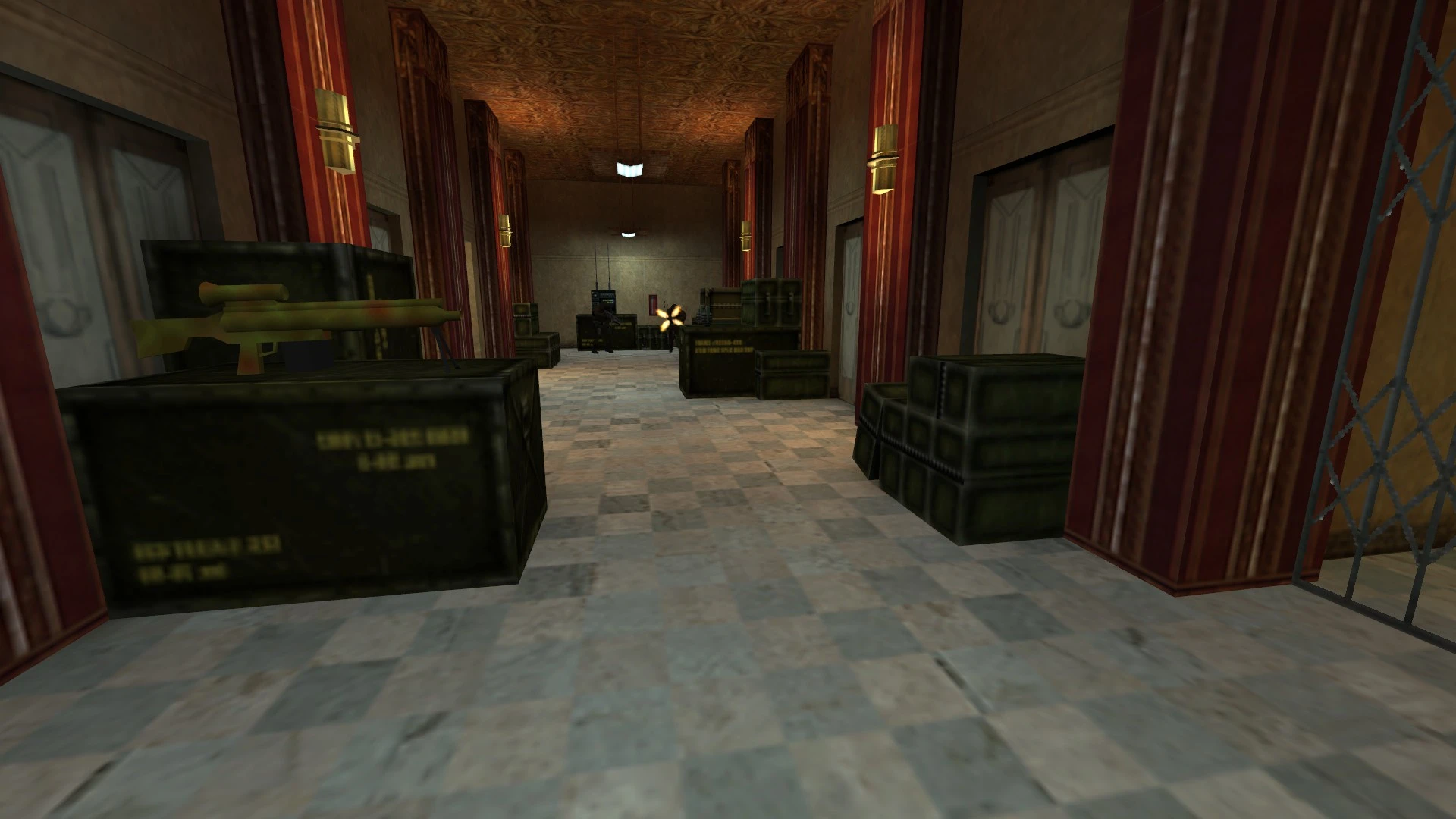 Widok z pierwszej osoby w korytarzu z ułożonymi skrzyniami, drewnianymi filarami i strzałem z broni w modzie Half-Life Vertigo