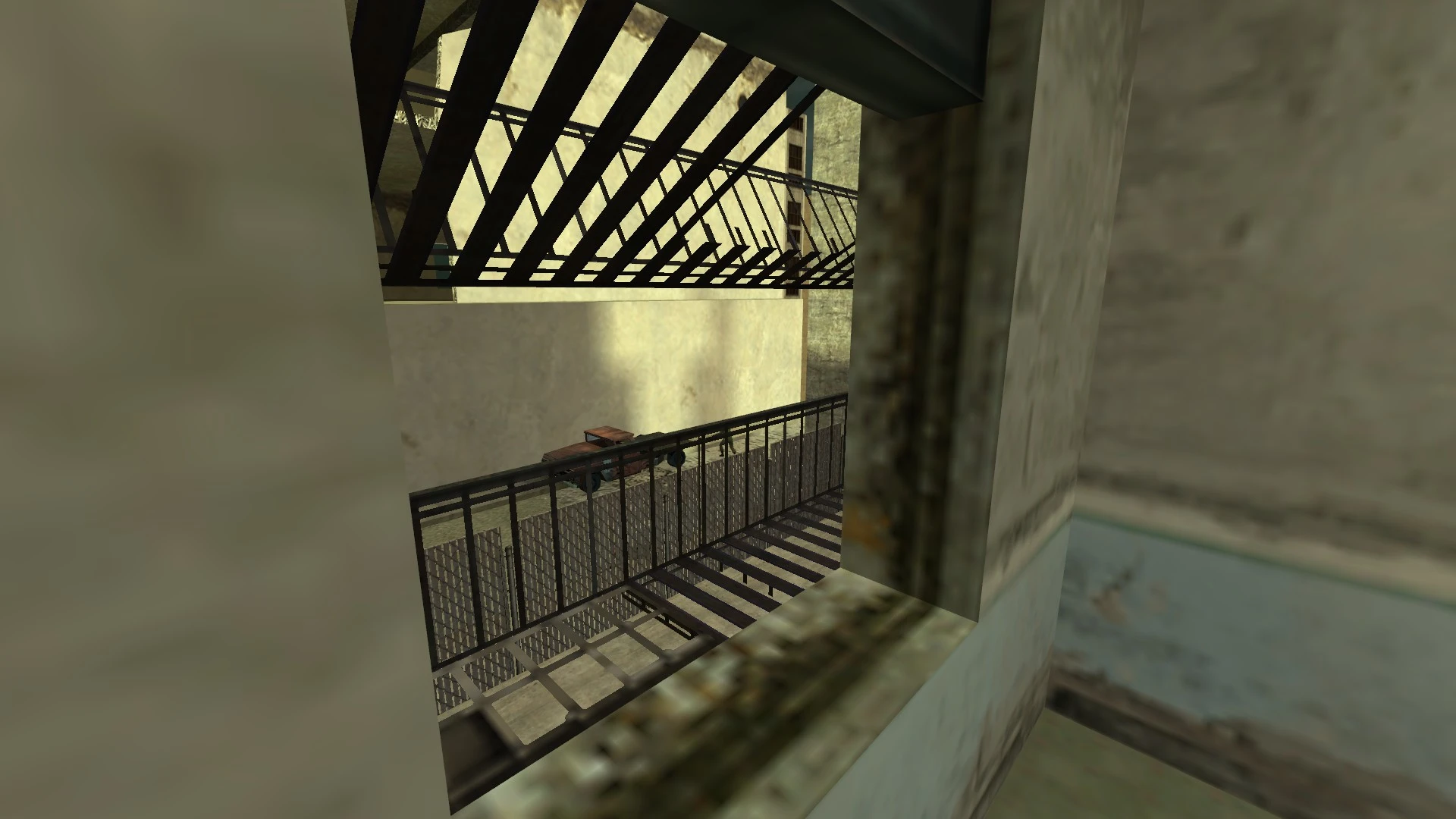 Widok z okna na zardzewiałe schody ewakuacyjne i poręcze w miejskim otoczeniu z moda Half-Life Vertigo
