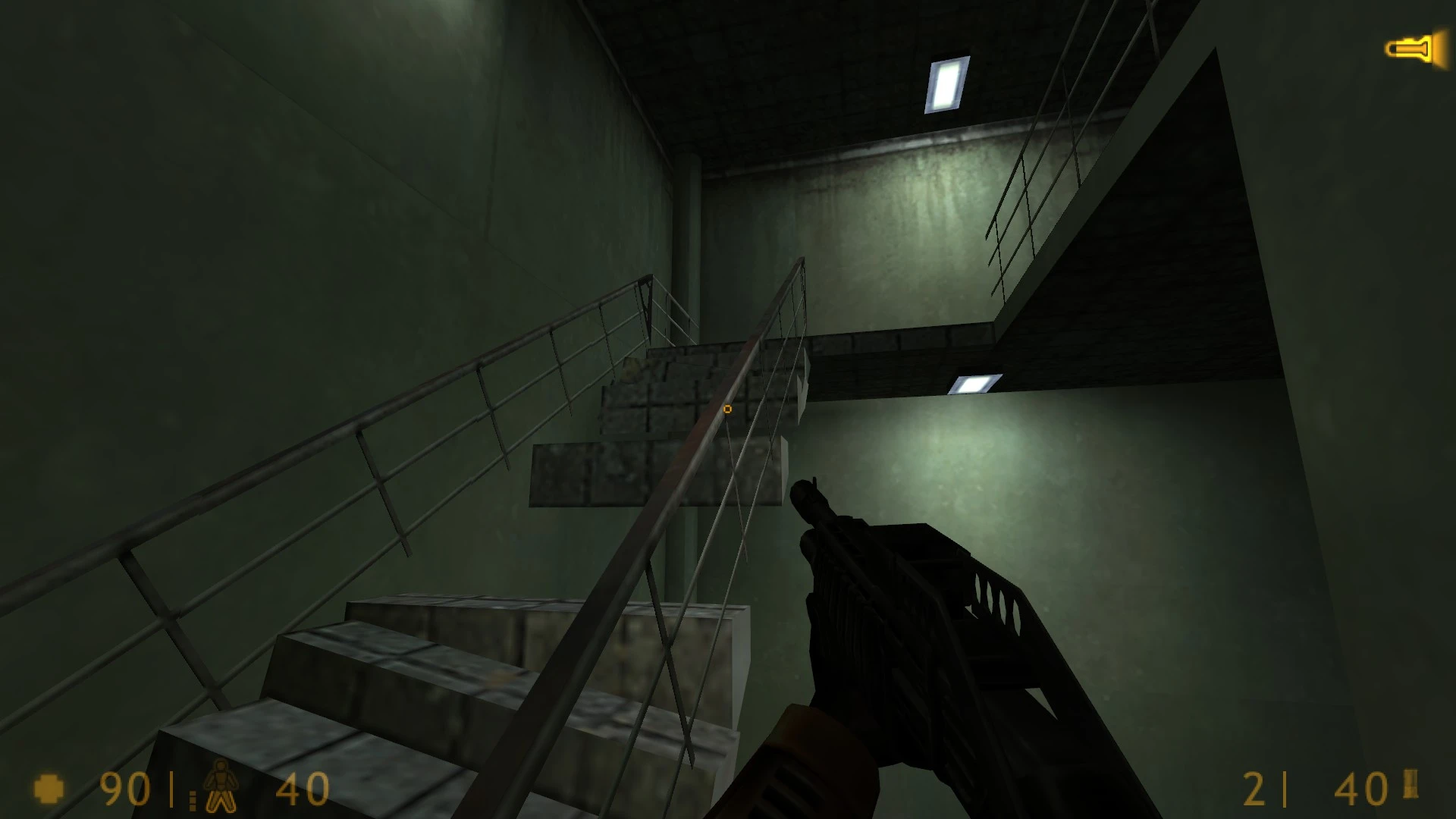 Widok z pierwszej osoby z bronią przy przemysłowych betonowych schodach w modzie Half-Life Vertigo