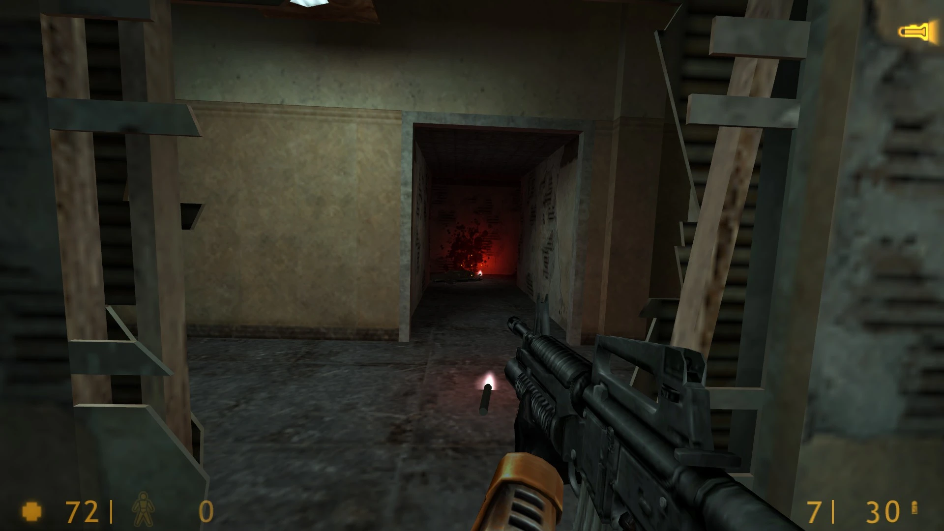 Widok z pierwszej osoby na strzał z broni w korytarzu o słabym oświetleniu z czerwonym światłem na końcu w modzie Half-Life Vertigo