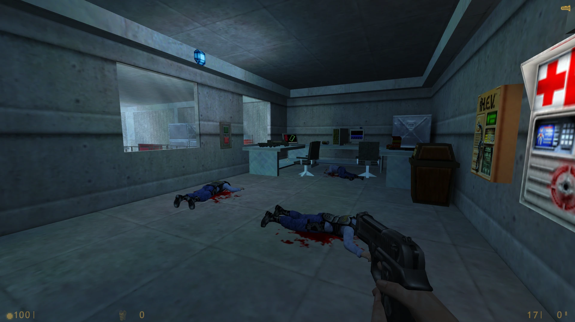 Spielbildschirm zeigt Spieler mit Pistole in Raum mit gefallenen Soldaten und Computertischen im Half-Life Walter Mod