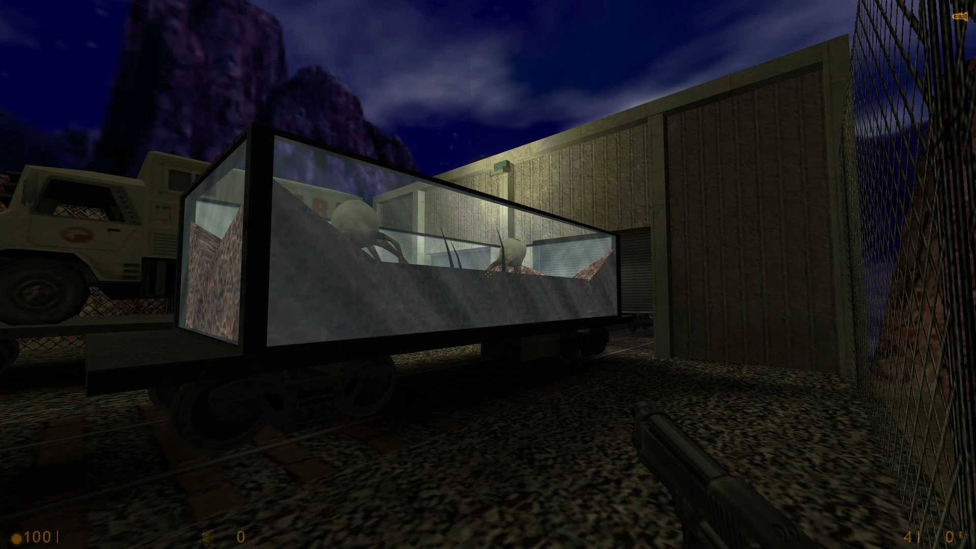Screenshot des Half-Life-Mods mit Alien-Headcrabs in einem durchsichtigen Glaskäfig draußen bei Nacht
