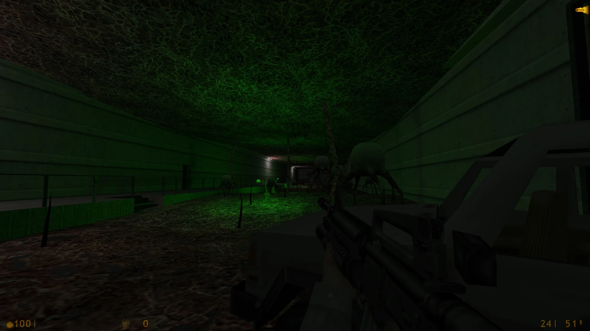 Erste-Person-Sicht eines bewaffneten Charakters in einem grün beleuchteten Alien-befallenen Tunnel aus dem Half-Life Walter Mod