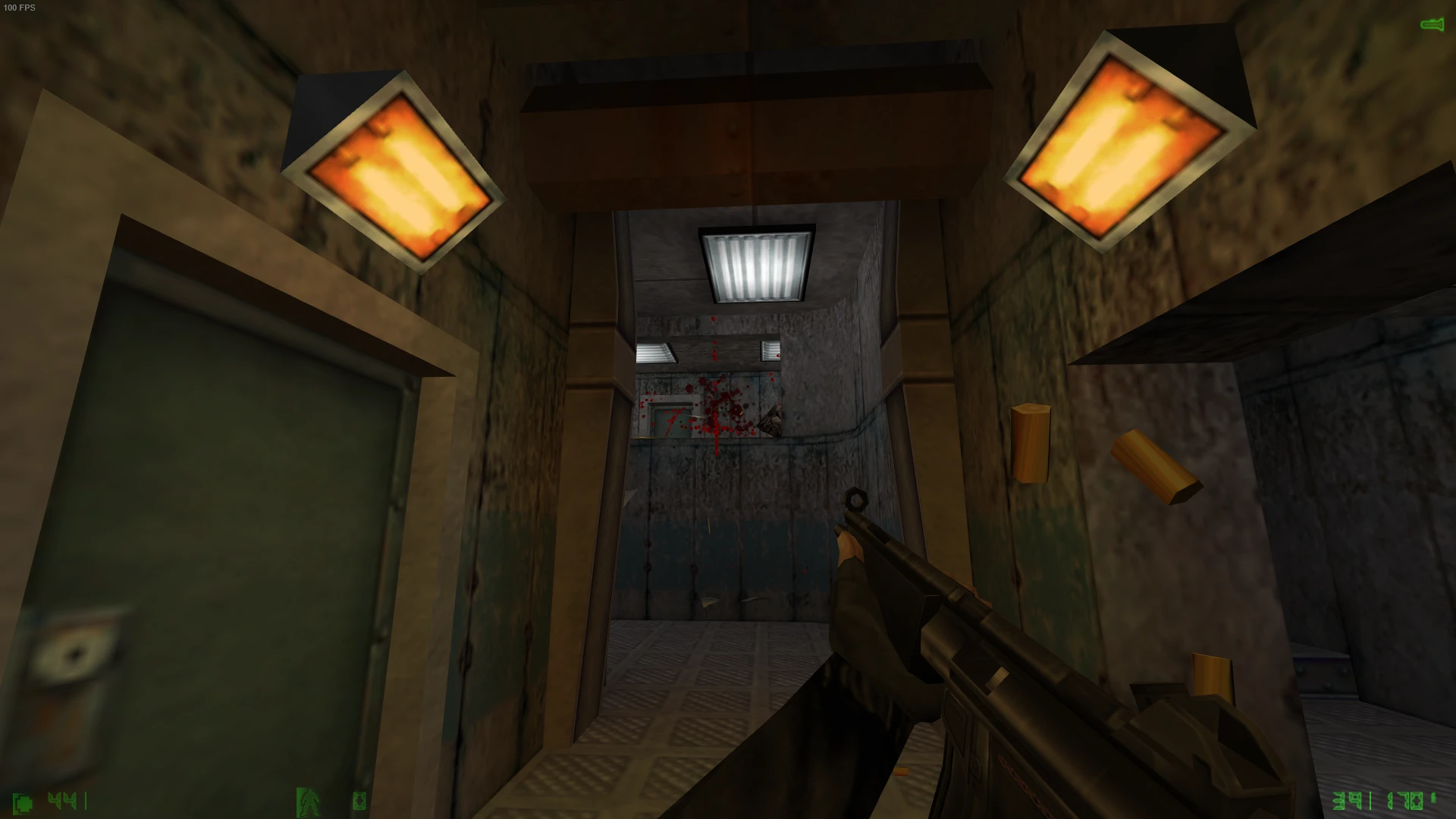 Widok pierwszoosobowy strzelającego ze strzelby w wąskim korytarzu z plamami krwi w modzie Half-Life WAR