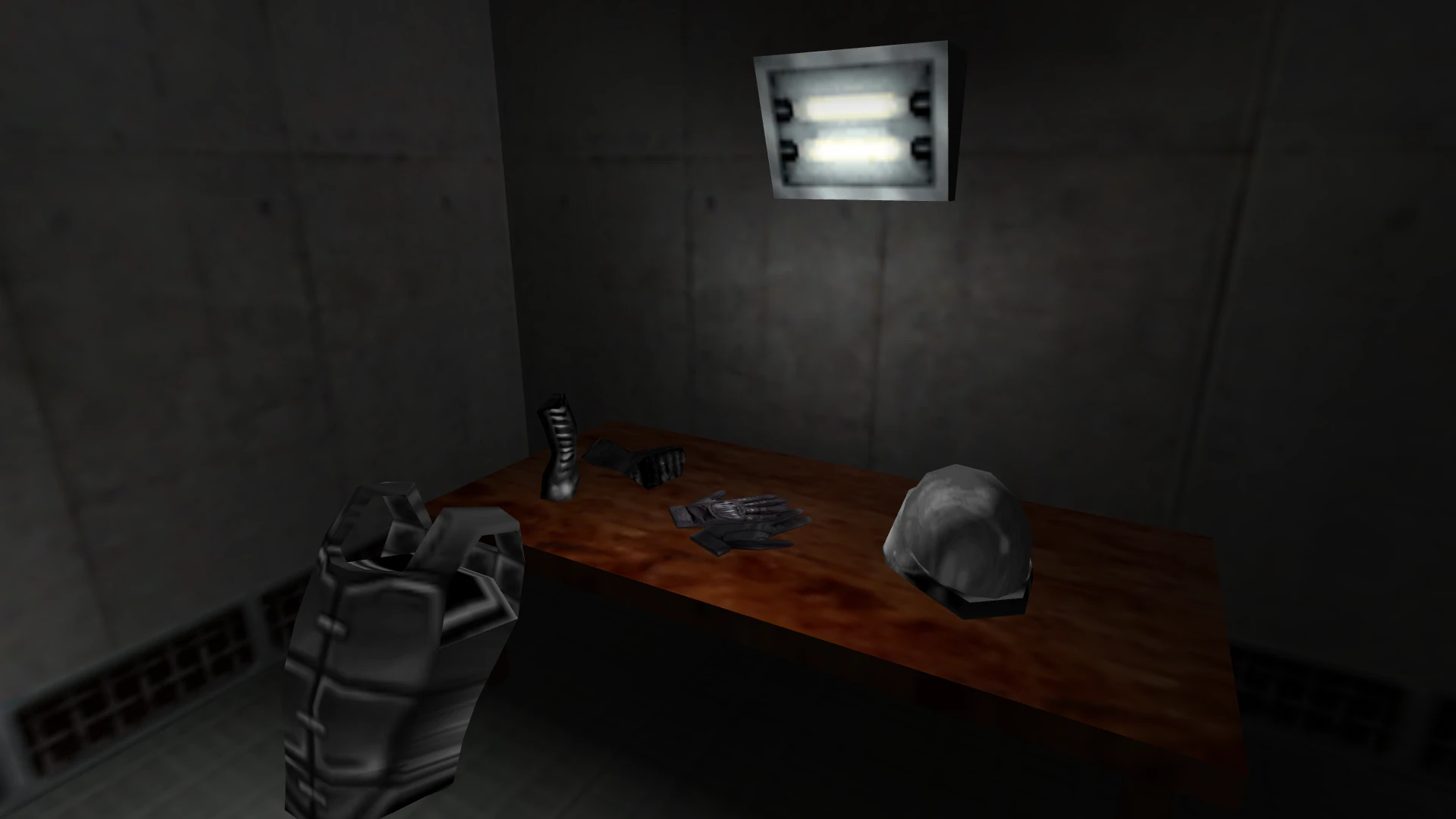 Słabo oświetlony pokój z drewnianym stołem, na którym leżą wojskowe rękawice, hełm i elementy zbroi w modzie Half-Life WAR