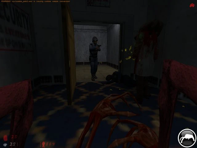Erste-Person-Sicht auf Spieler, der mit Zombie-Klauen einen Soldaten in einem dunklen Flur im Half-Life Zombie Edition Mod angreift