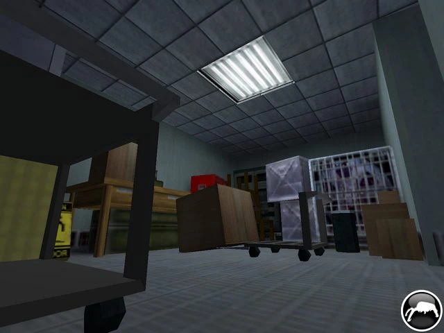 Aufnahme aus niedriger Perspektive eines überladenen Lagerraums mit Kartons und Wagen unter Leuchtstoffröhrenlicht im Half-Life Zombie Edition Mod