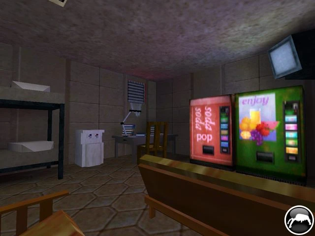 Szene mit niedriger Auflösung, die einen kleinen Raum mit Schreibtisch, Verkaufsautomaten und einfacher Möbel im Half-Life Mod zeigt