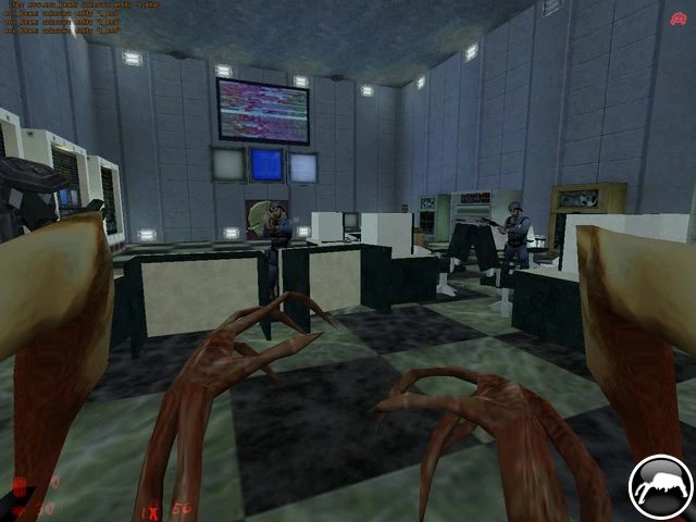 Ego-Ansicht eines Zombies, der sich bewaffneten Wachen in einem Labor nähert, im Mod Half-Life: Zombie Edition