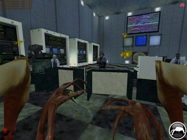 Erste-Person-Ansicht von Zombie-Klauen, die auf Büroangestellte in einem computergefüllten Raum im Half-Life: Zombie Edition Mod zeigen