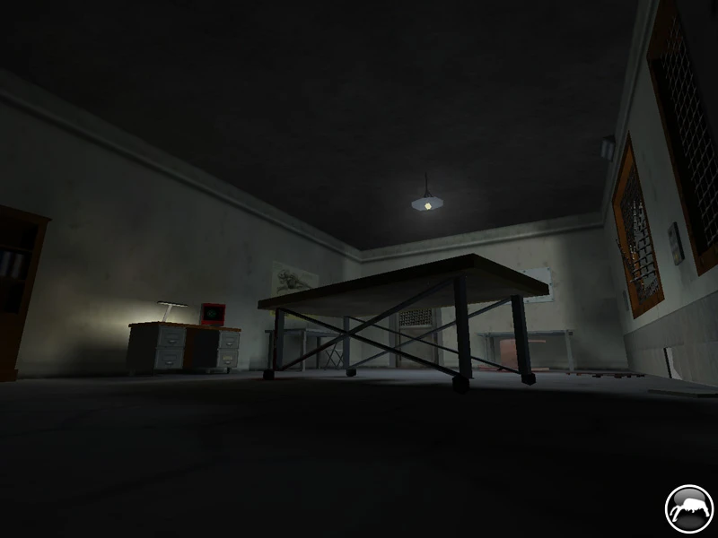 Schwach beleuchteter Raum mit Tisch, Schreibtischlampe und vergitterten Fenstern aus Half-Life Zombie Edition Mod