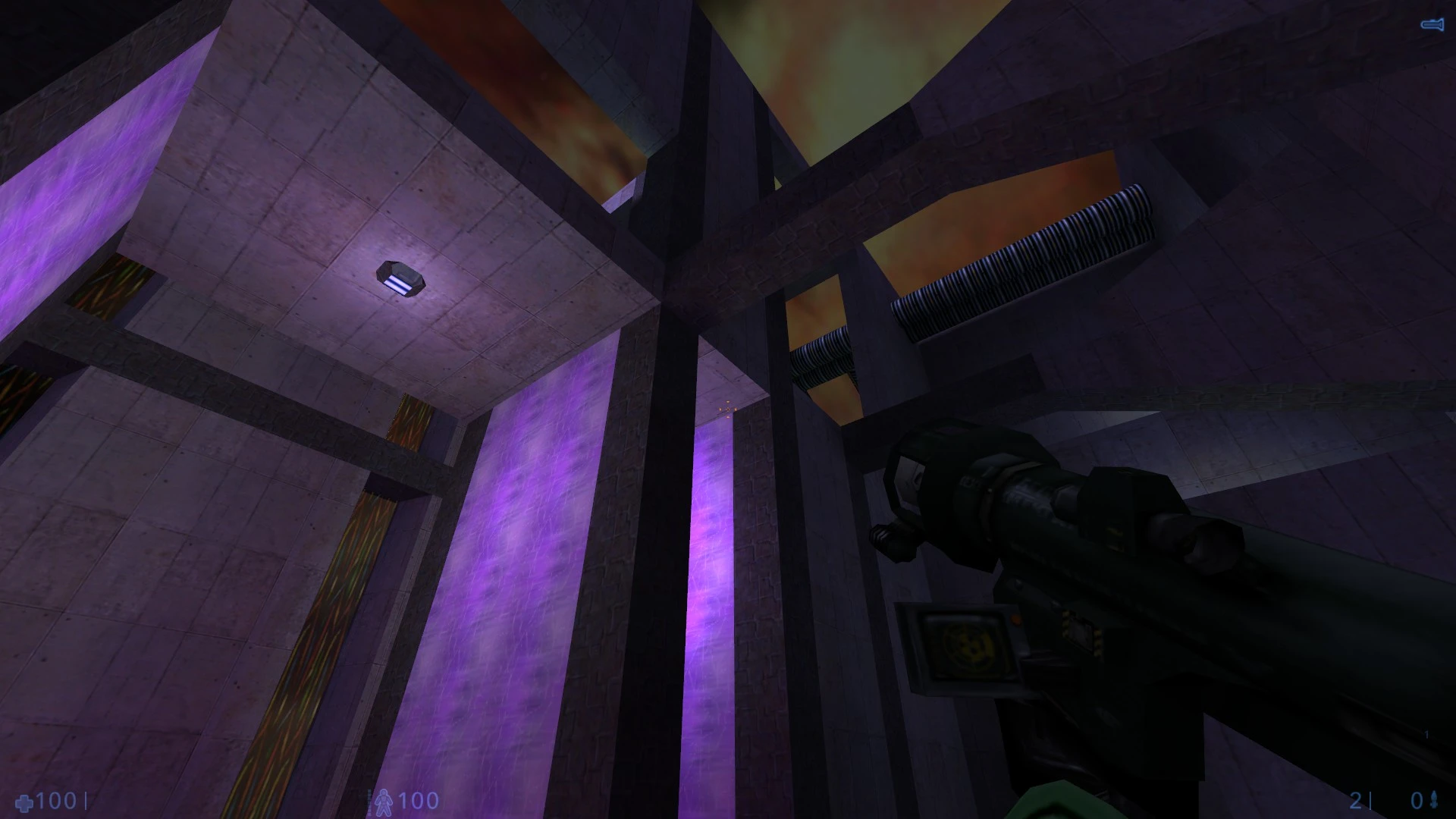 Скріншот моду Halo: GoldSource для Half-Life з фіолетовим підсвічуванням стін та зброєю в руках