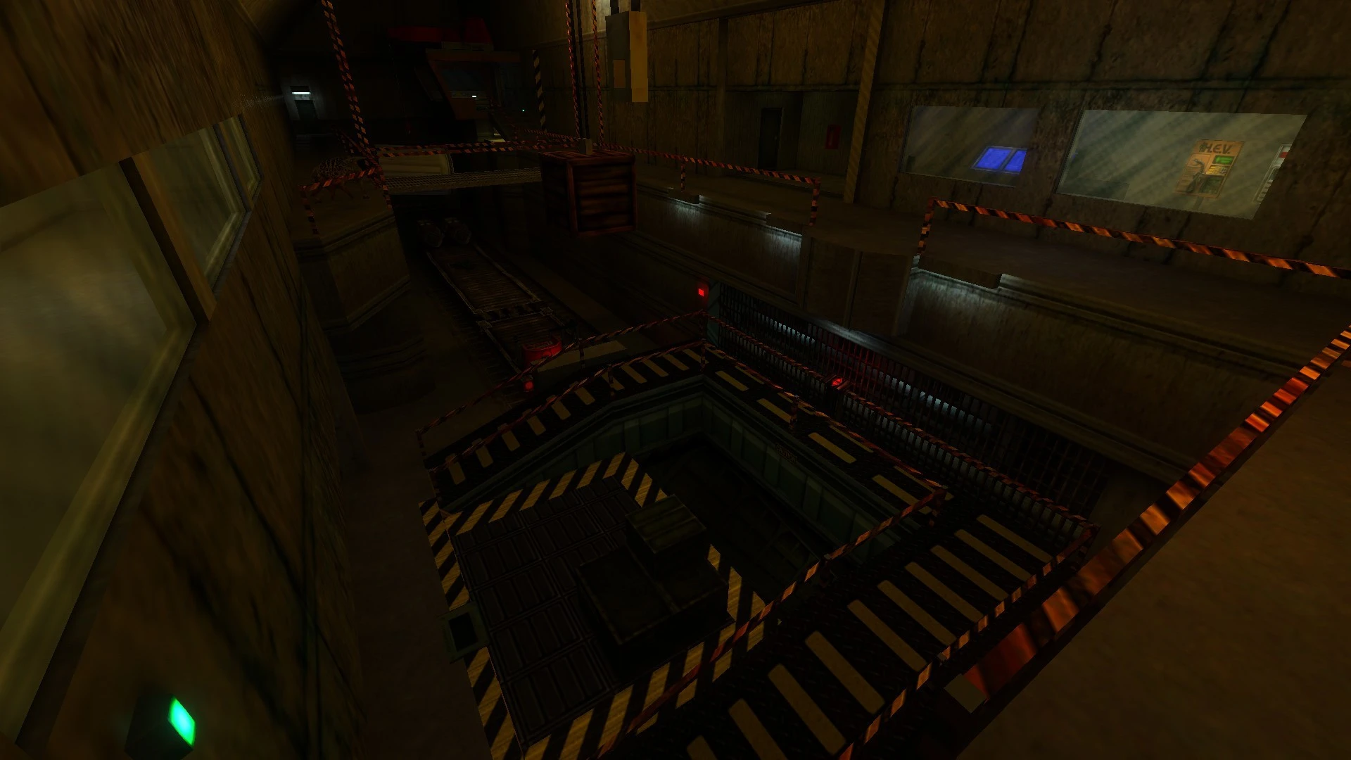 Interior industrial oscuro con barreras a rayas y cajas en el mod Hard - Life de Half-Life
