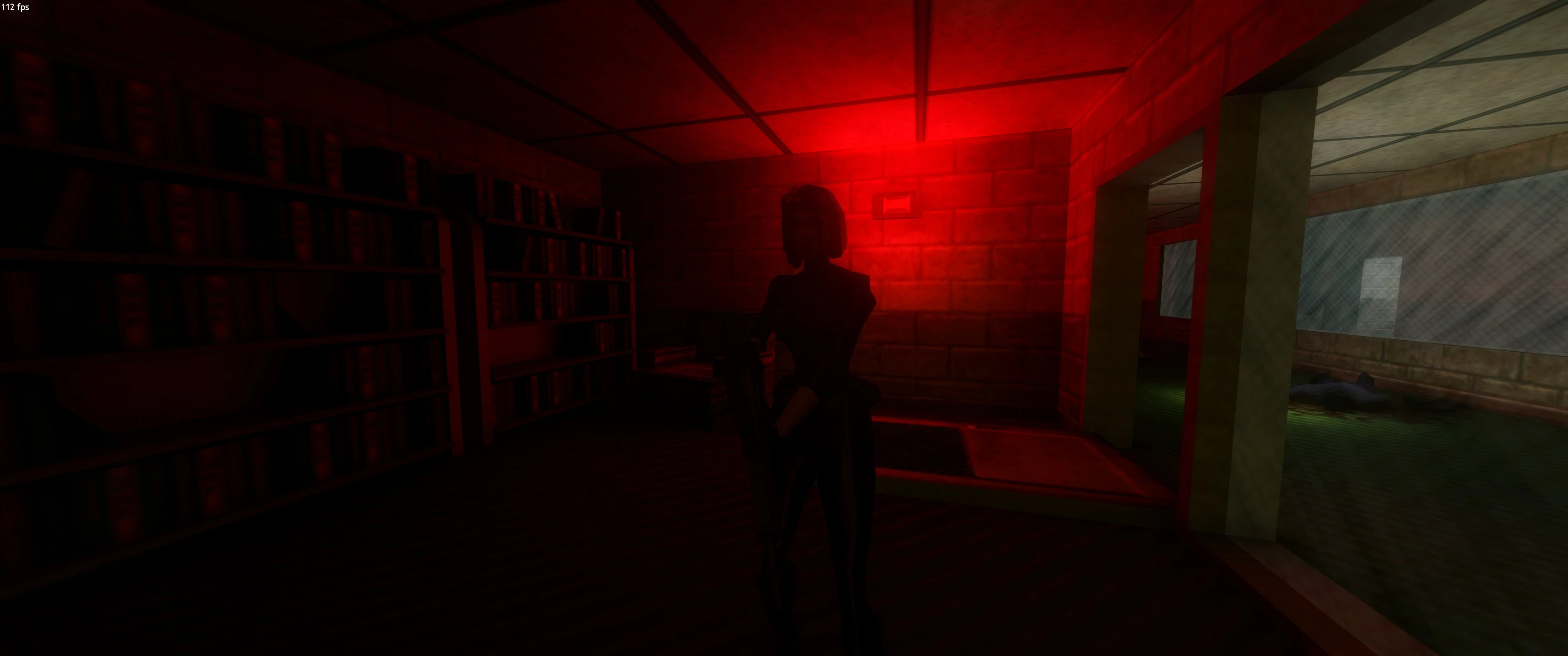 Habitación tenue iluminada en rojo con figura humanoide armada y estantes de libros en el mod Half-Life Hard - Life