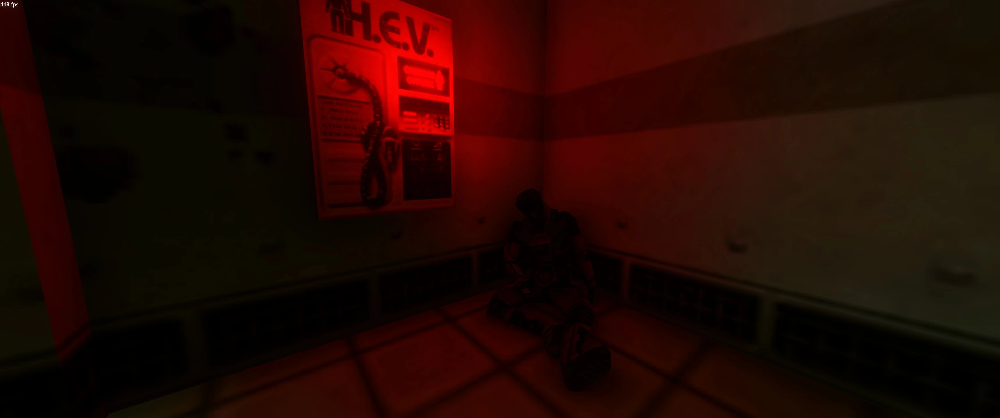 Rincón de habitación débilmente iluminado con luz roja mostrando un soldado muerto con traje H.E.V apoyado en la pared en el mod Half-Life