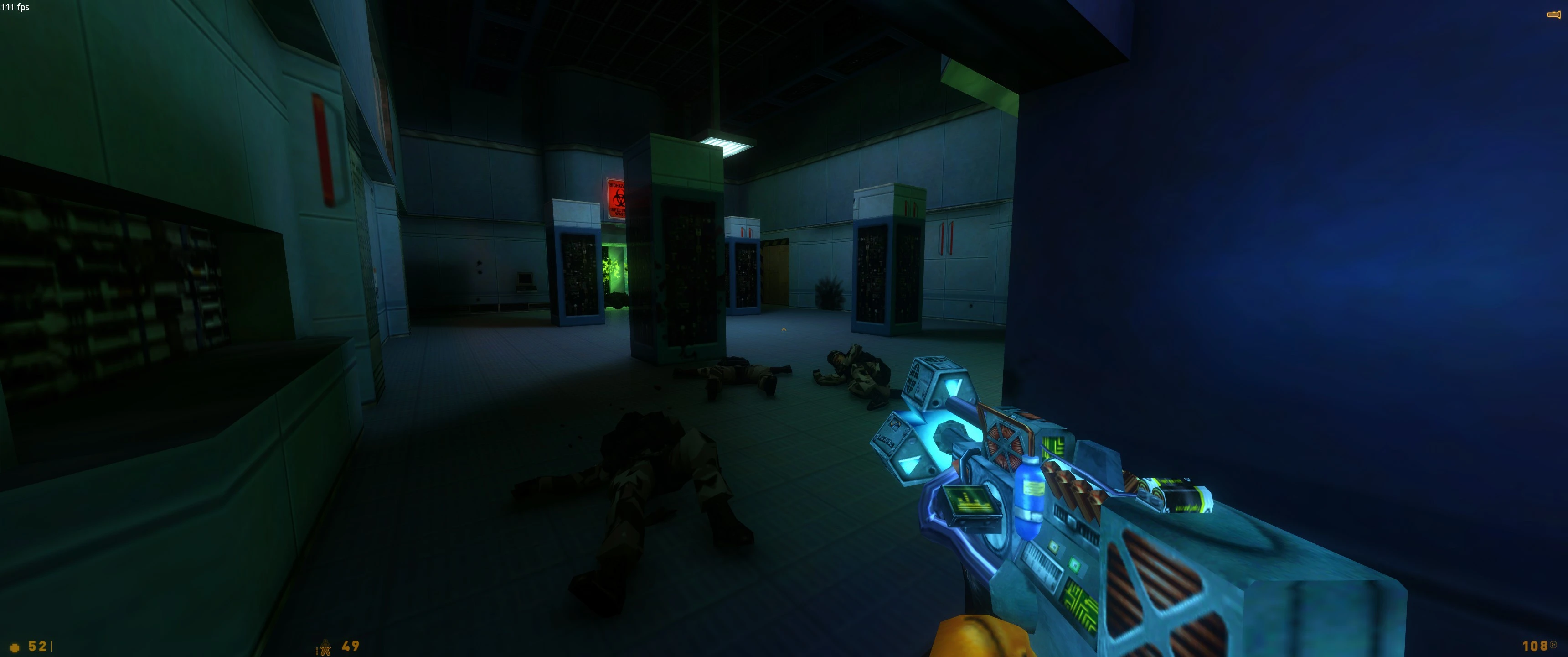 Vista en primera persona del mod Hard - Life de Half-Life mostrando arma futurista y enemigos derrotados en sala de servidores con poca luz
