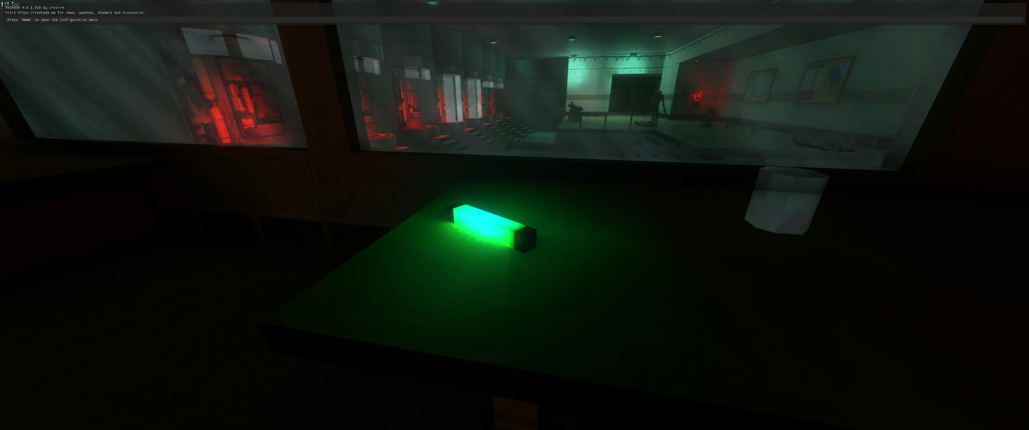 Sala con poca luz mostrando una luz verde sobre una mesa y vista a una sala más grande con luces rojas y figuras en el mod Hard Life de Half-Life