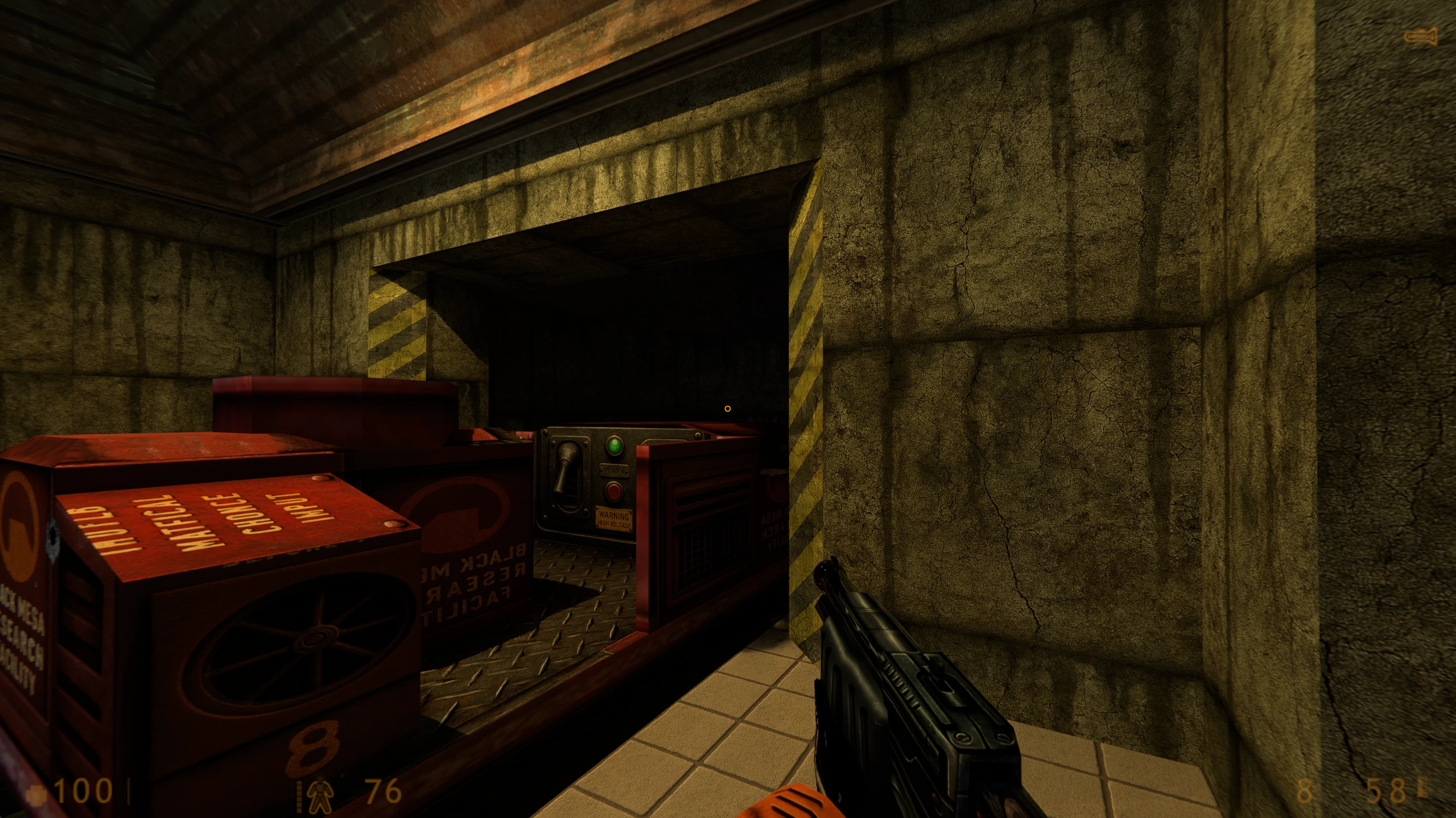 Вид від першої особи в моді HL4K RT Reloaded для Half-Life 1998 з озброєнням і іржавим промисловим середовищем