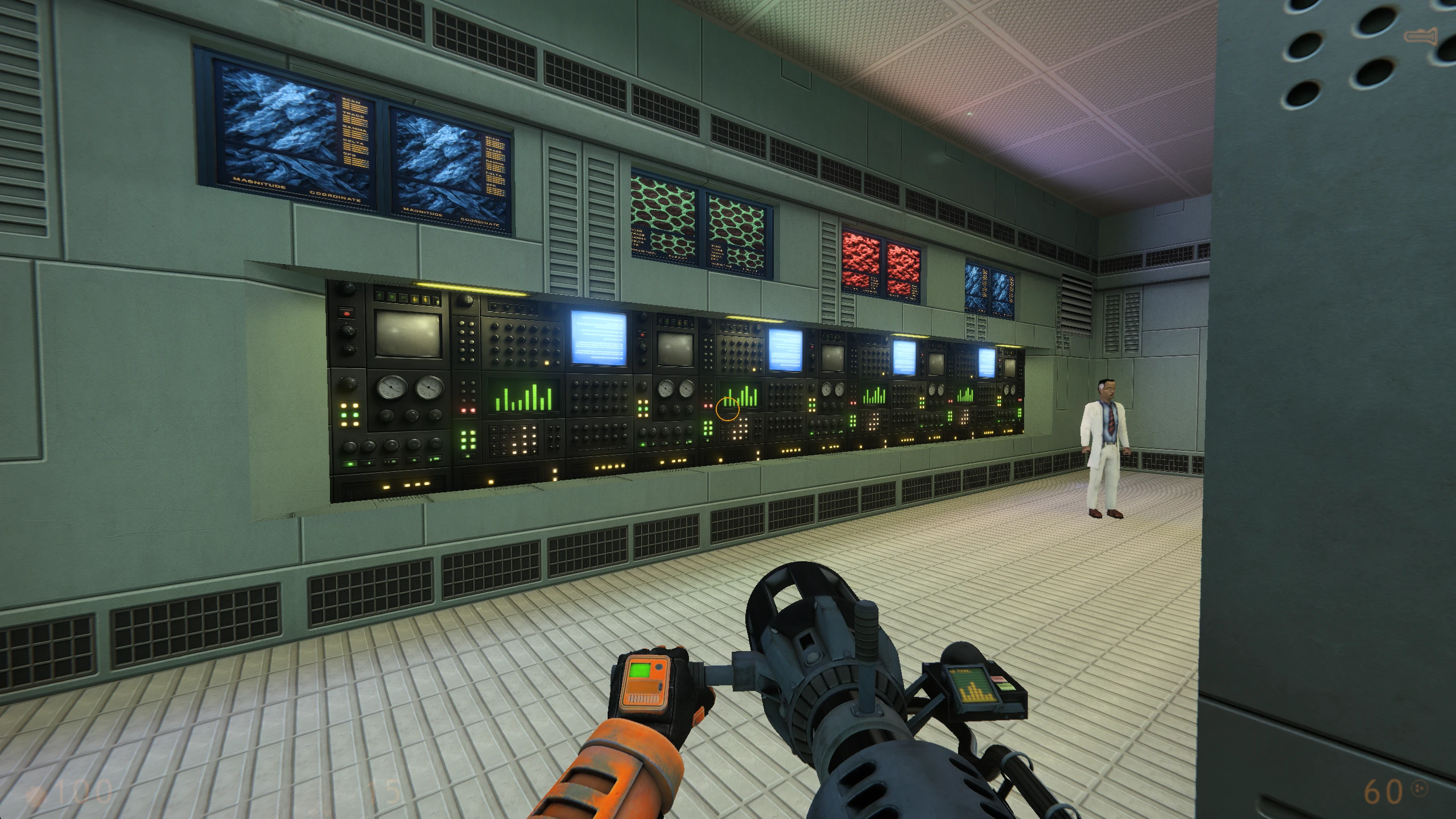 Гравець у моді HL4K RT Reloaded для Half-Life зі зброєю в кімнаті управління з кількома моніторами та науковцем