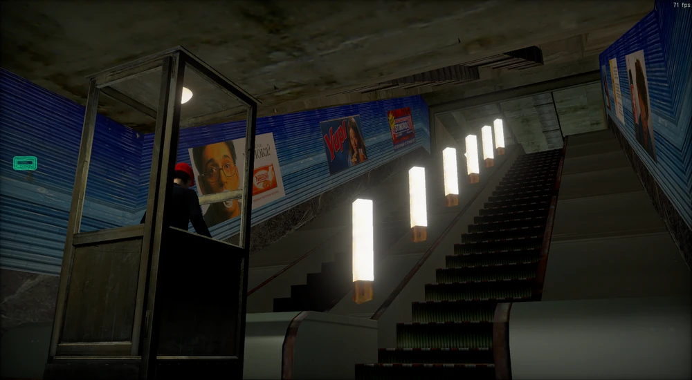 Widok na słabo oświetloną podziemną ruchomą schodę z jasnymi kolumnowymi światłami i osobą stojącą w metalowej budce w modzie Ionization do Half-Life