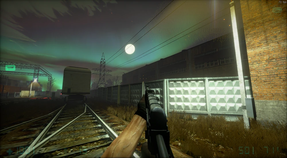 Widok z perspektywy pierwszej osoby na broń na torach kolejowych nocą z przemysłowymi budynkami i świecącym księżycem w modzie Half-Life Ionization