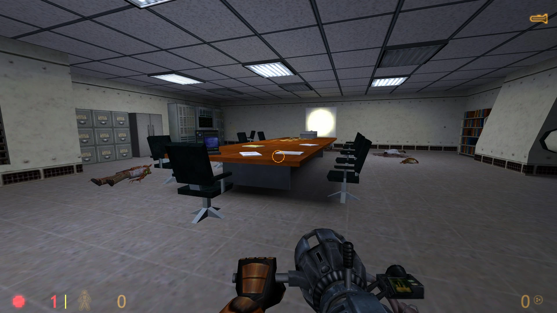 Игровой вид офисной комнаты с столом, стульями и мёртвыми телами в моде Life's End для Half-Life 1998
