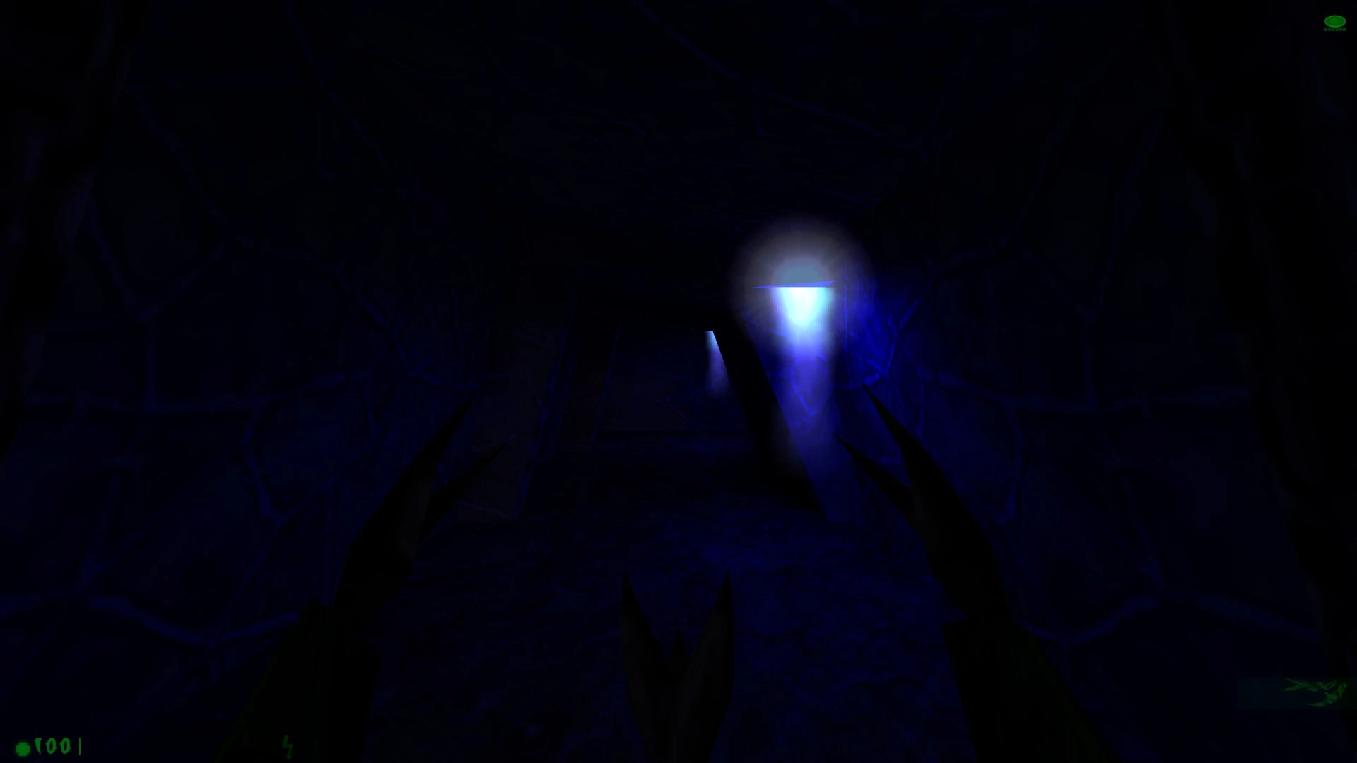 Ego-Perspektive auf dunklen Korridor mit blauem Licht und sichtbaren Alienklauen im Half-Life-Mod