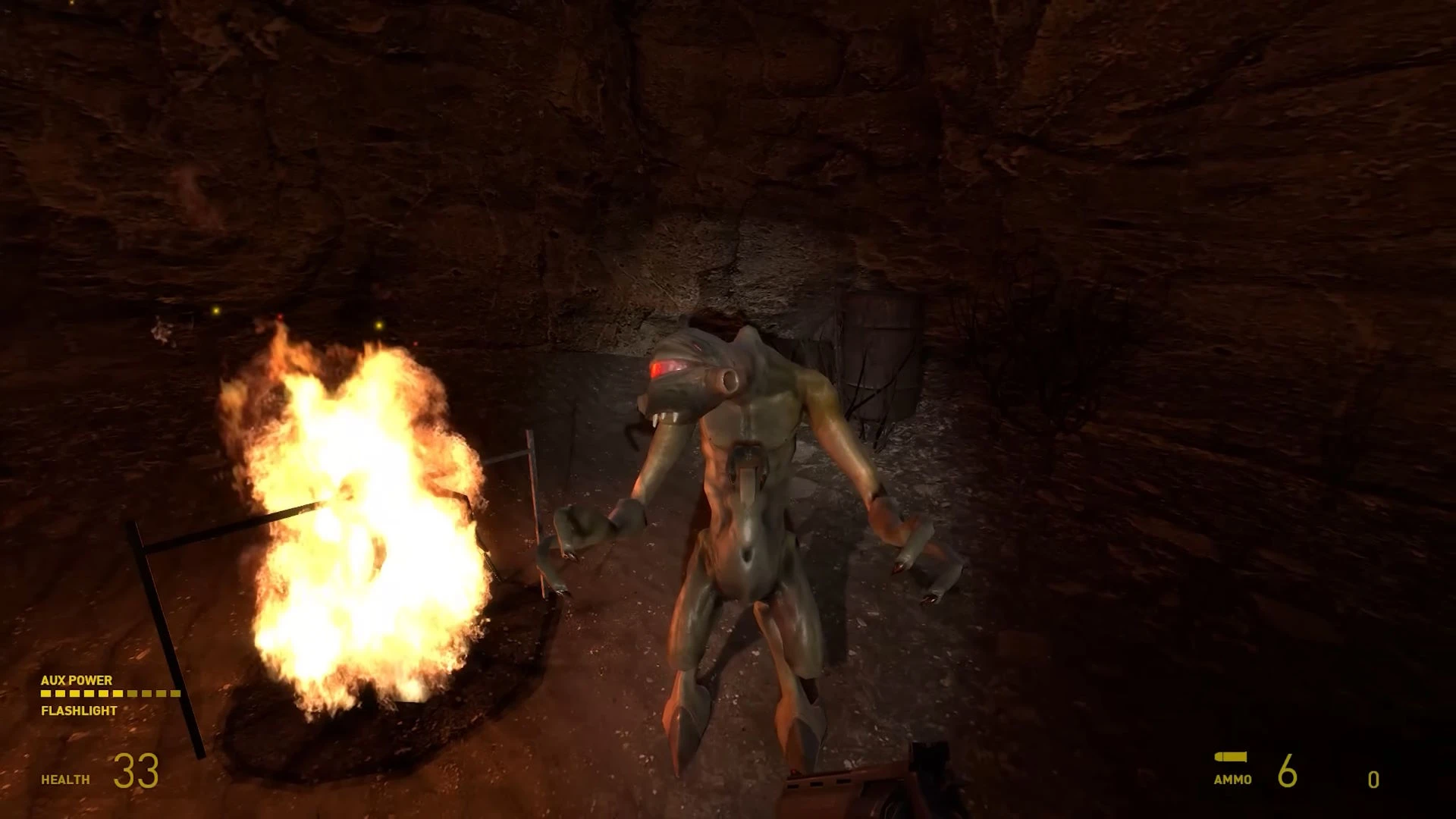 Sci-Fi-Wesen, beleuchtet vom Lagerfeuer, steht in einer felsigen dunklen Höhle im Half-Life-Mod Point of View