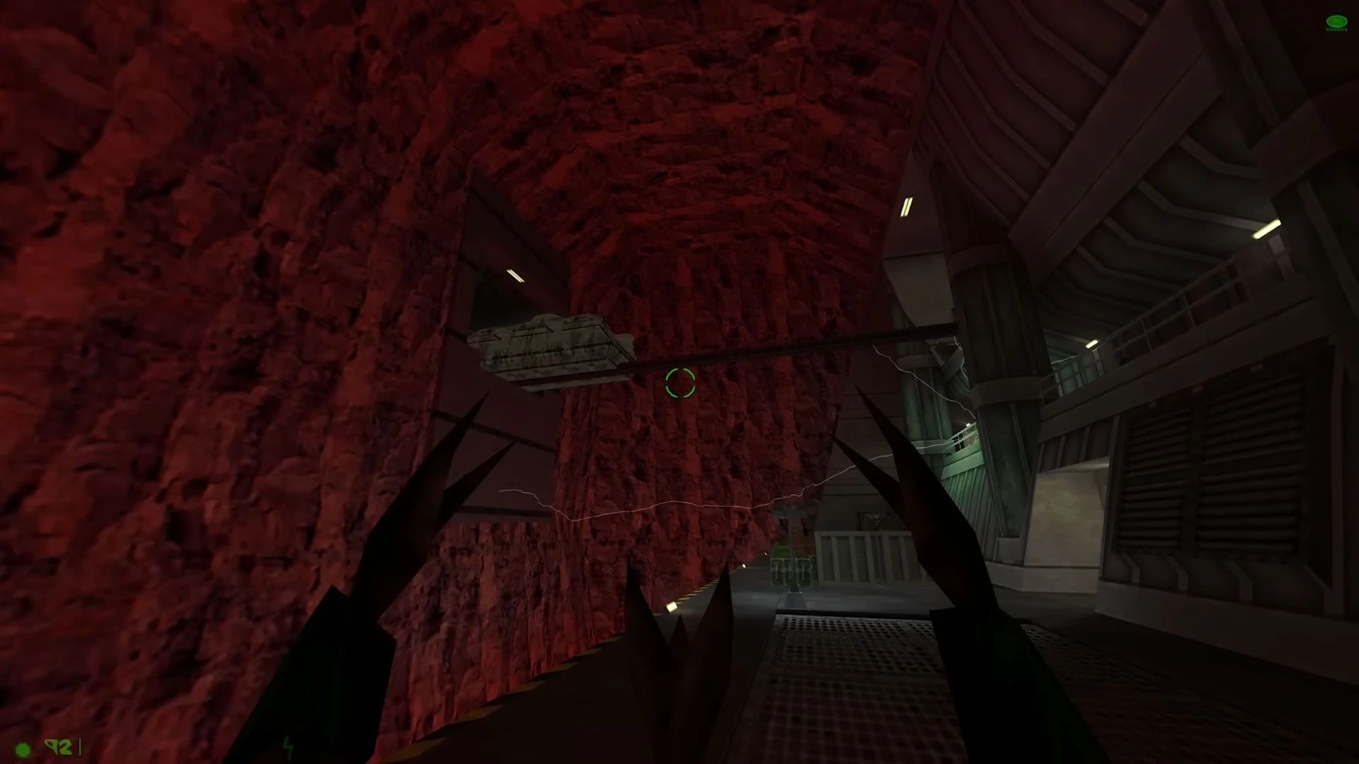Erste-Person-Ansicht mit Alienklauen in rot beleuchtetem Korridor im Half-Life Point of View Mod