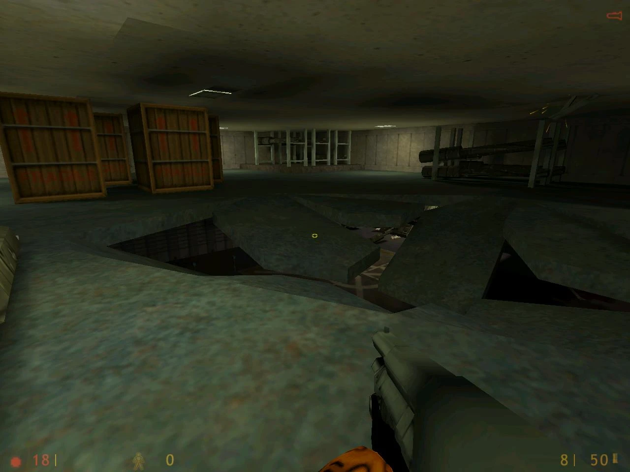 Vista en primera persona de un almacén oscuro con cajas de madera y escombros en el mod Rebellion de Half-Life